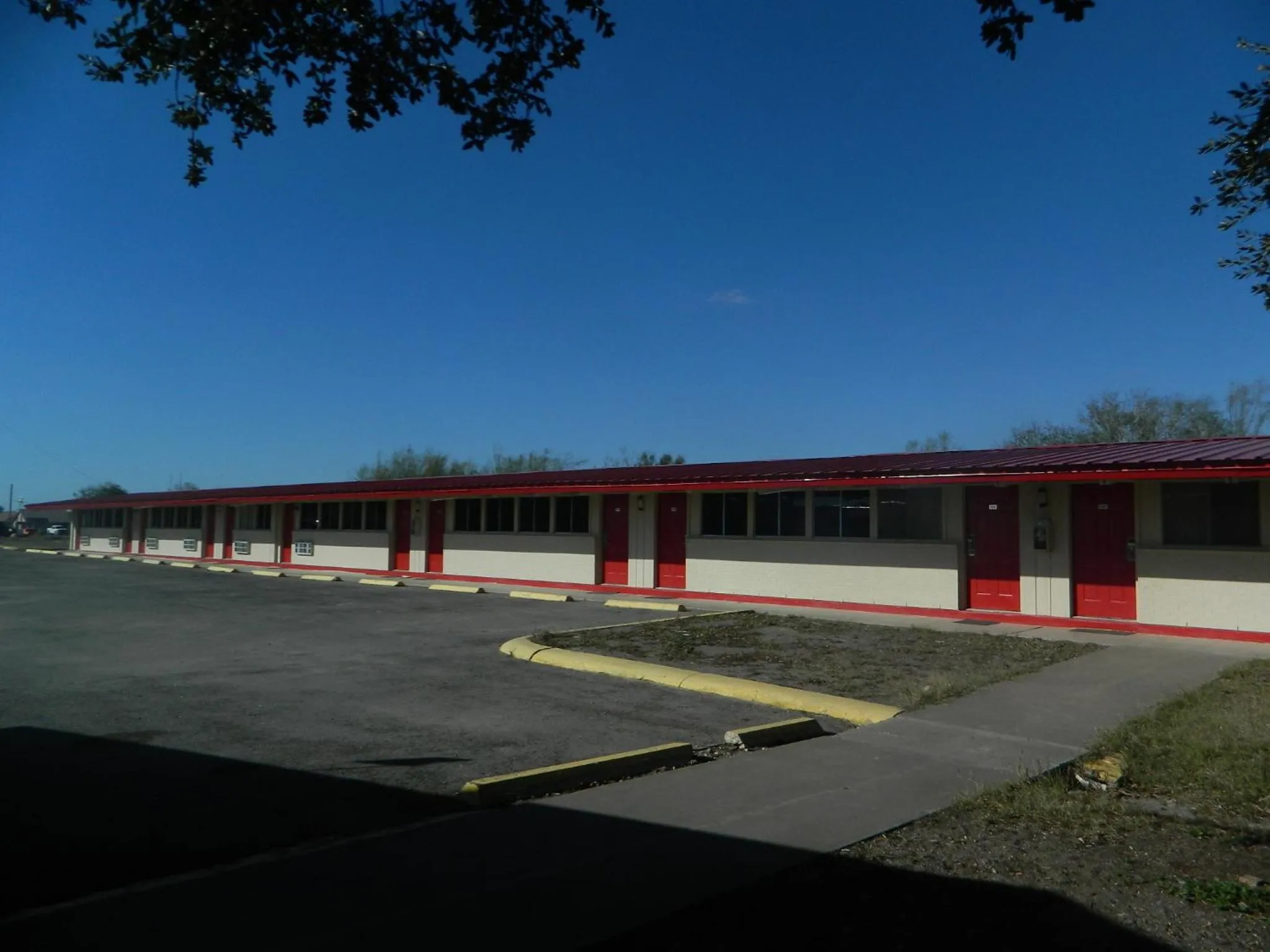 Facade/entrance in Freer Motel