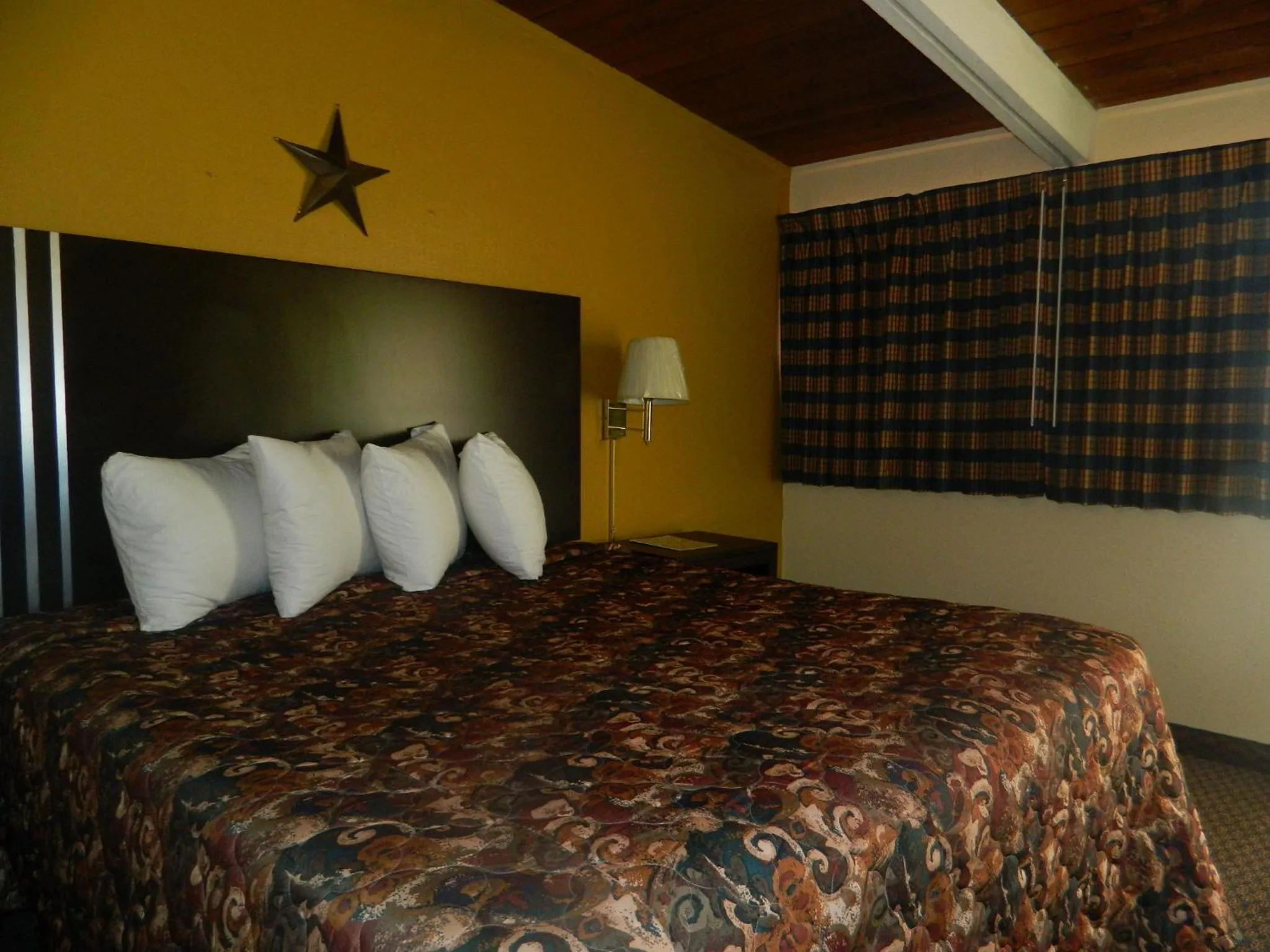 Bedroom, Bed in Freer Motel