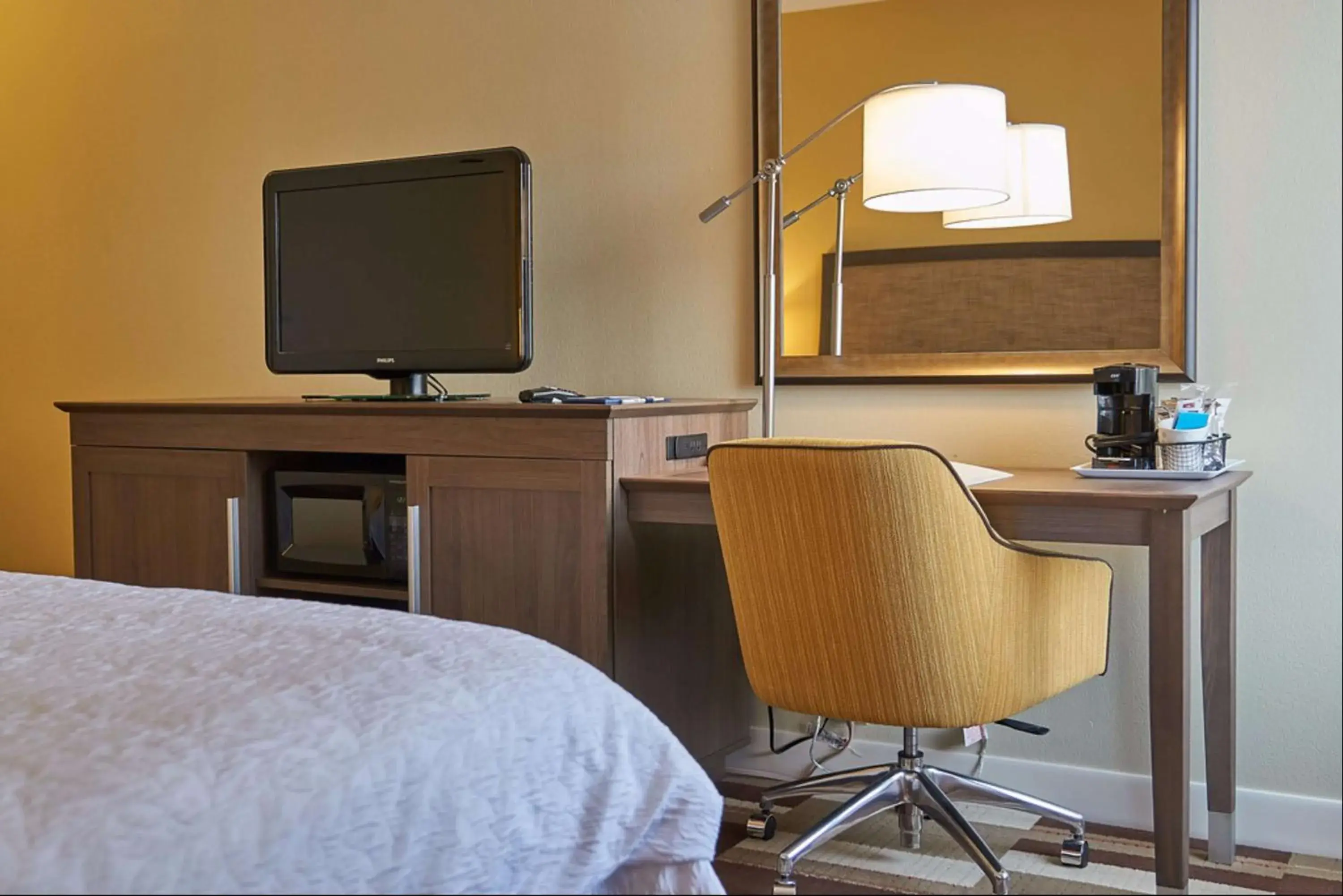 King Room with Accessible Tub - Mobility and Hearing Access/Non-Smoking in Hampton Inn Uniontown King Room with Accessible Tub - Mobility and Hearing Access/Non-Smoking in Hampton Inn Uniontown