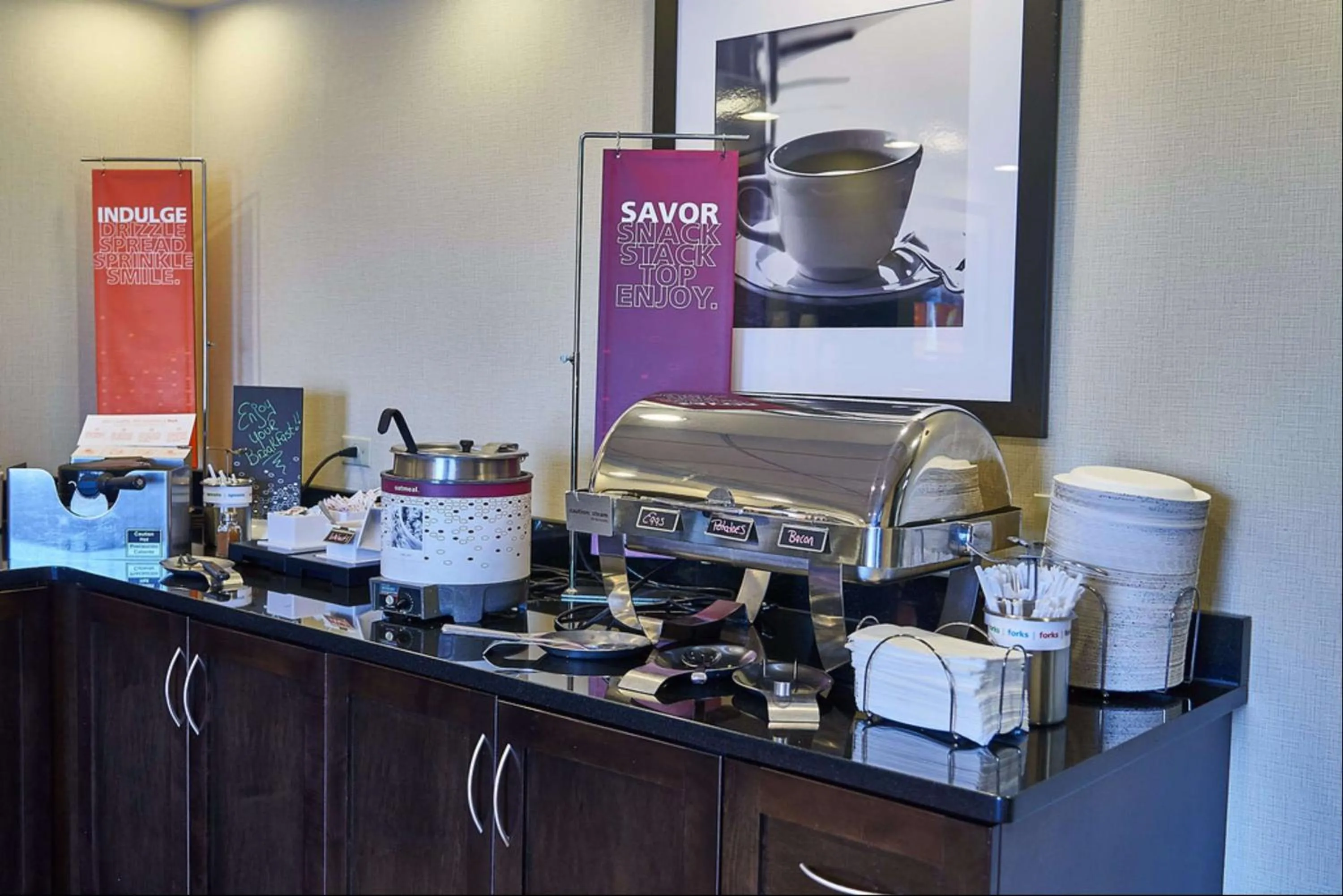 Dining area in Hampton Inn Uniontown