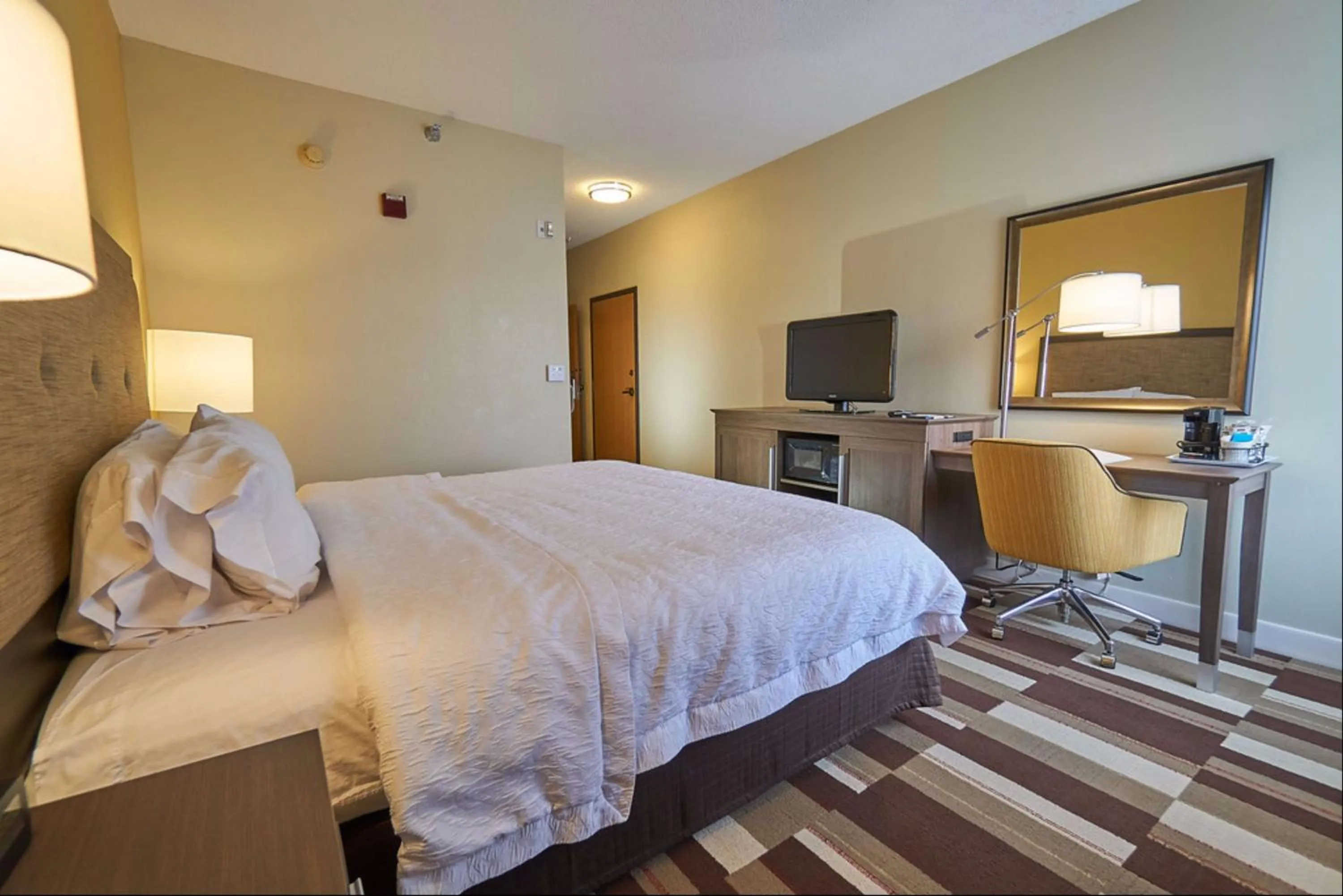 Bedroom, Bed in Hampton Inn Uniontown