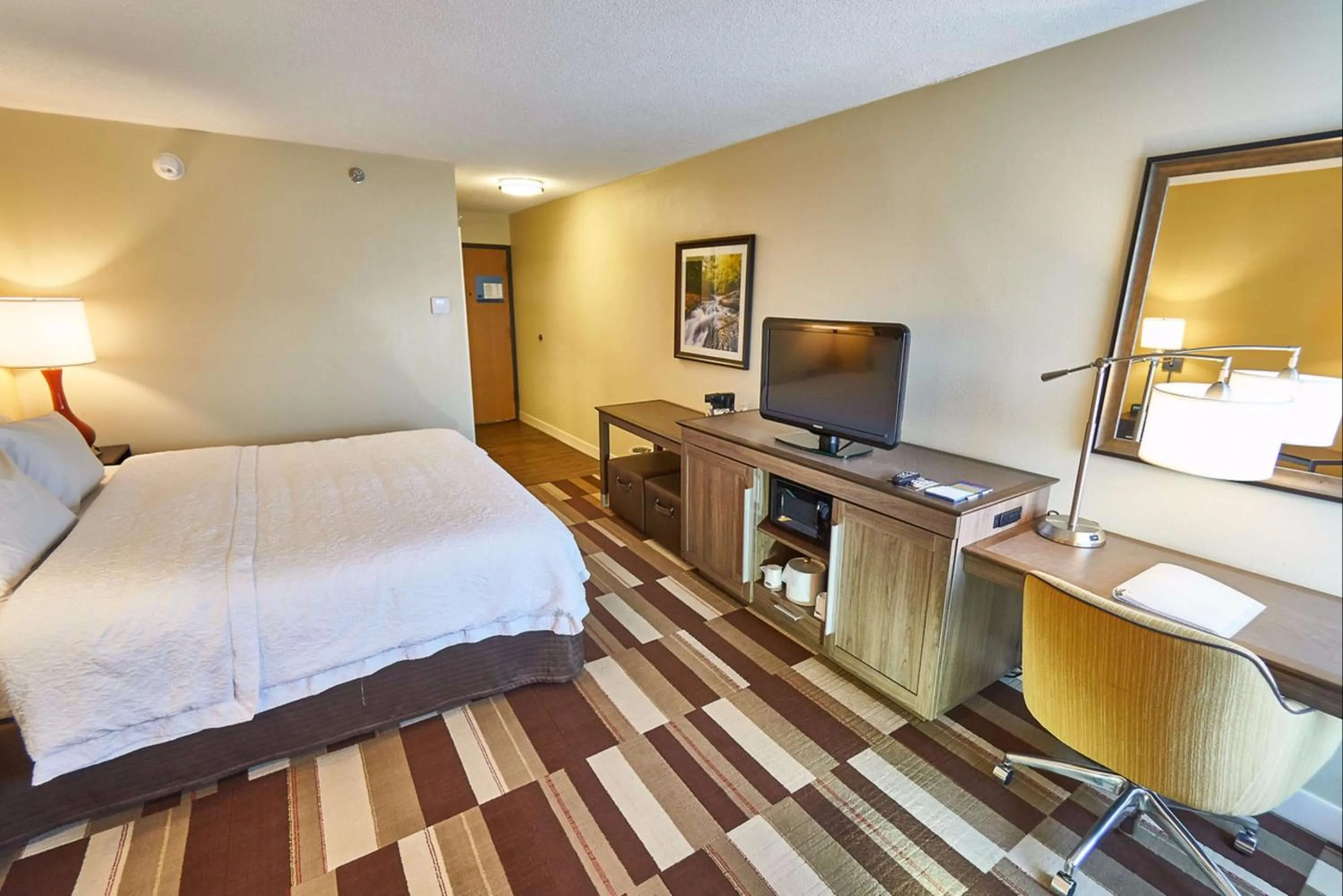 Bedroom, Bed in Hampton Inn Uniontown