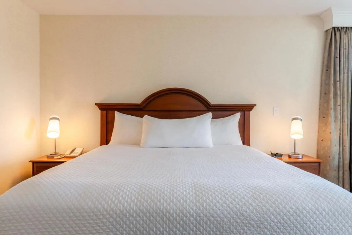 Bed in Ogunquit Hotel and Suites