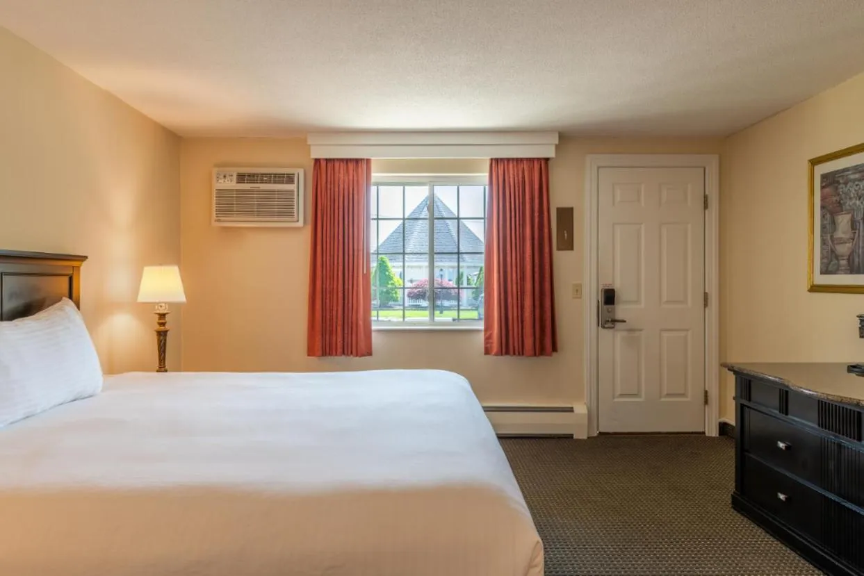 Bedroom, Bed in Ogunquit Hotel and Suites