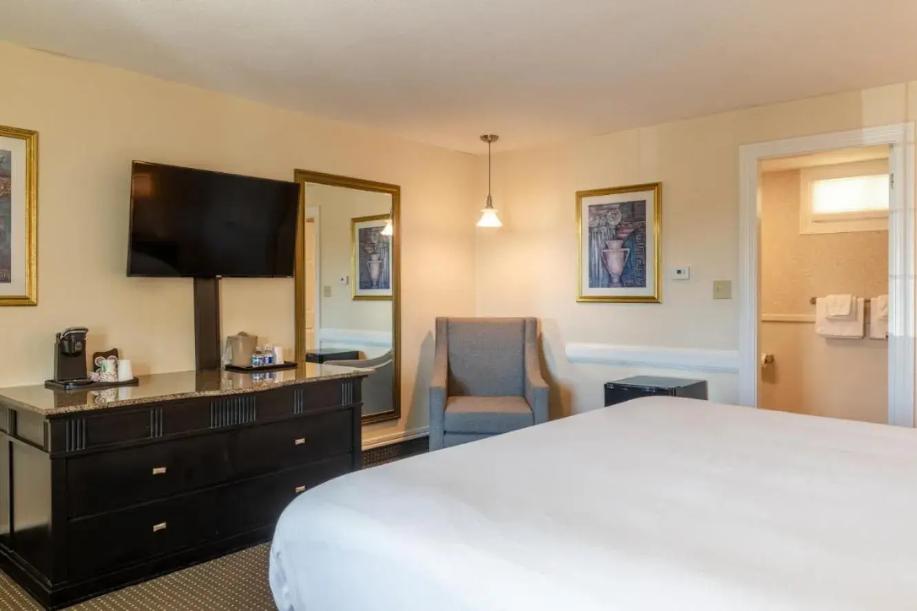 Superior King Room in Ogunquit Hotel and Suites Superior King Room in Ogunquit Hotel and Suites