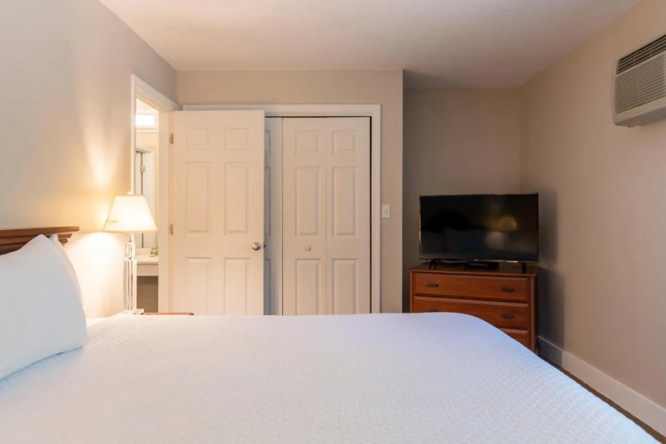 Bedroom, Bed in Ogunquit Hotel and Suites