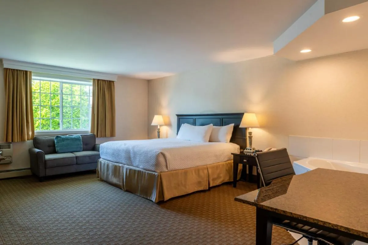 Bedroom, Bed in Ogunquit Hotel and Suites