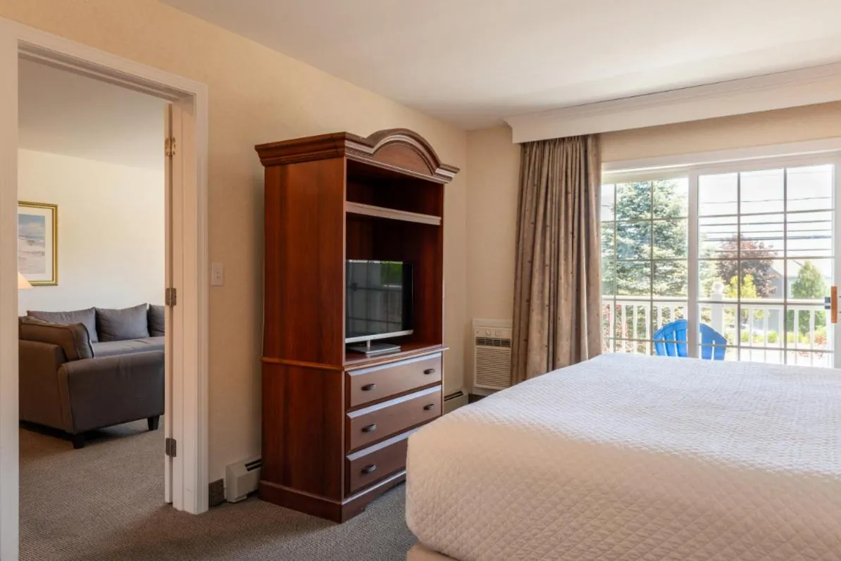 TV and multimedia, Bed in Ogunquit Hotel and Suites