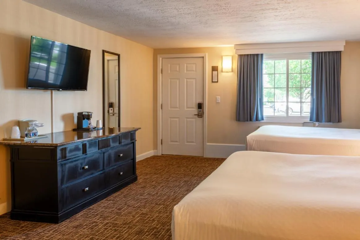 TV and multimedia, Bed in Ogunquit Hotel and Suites