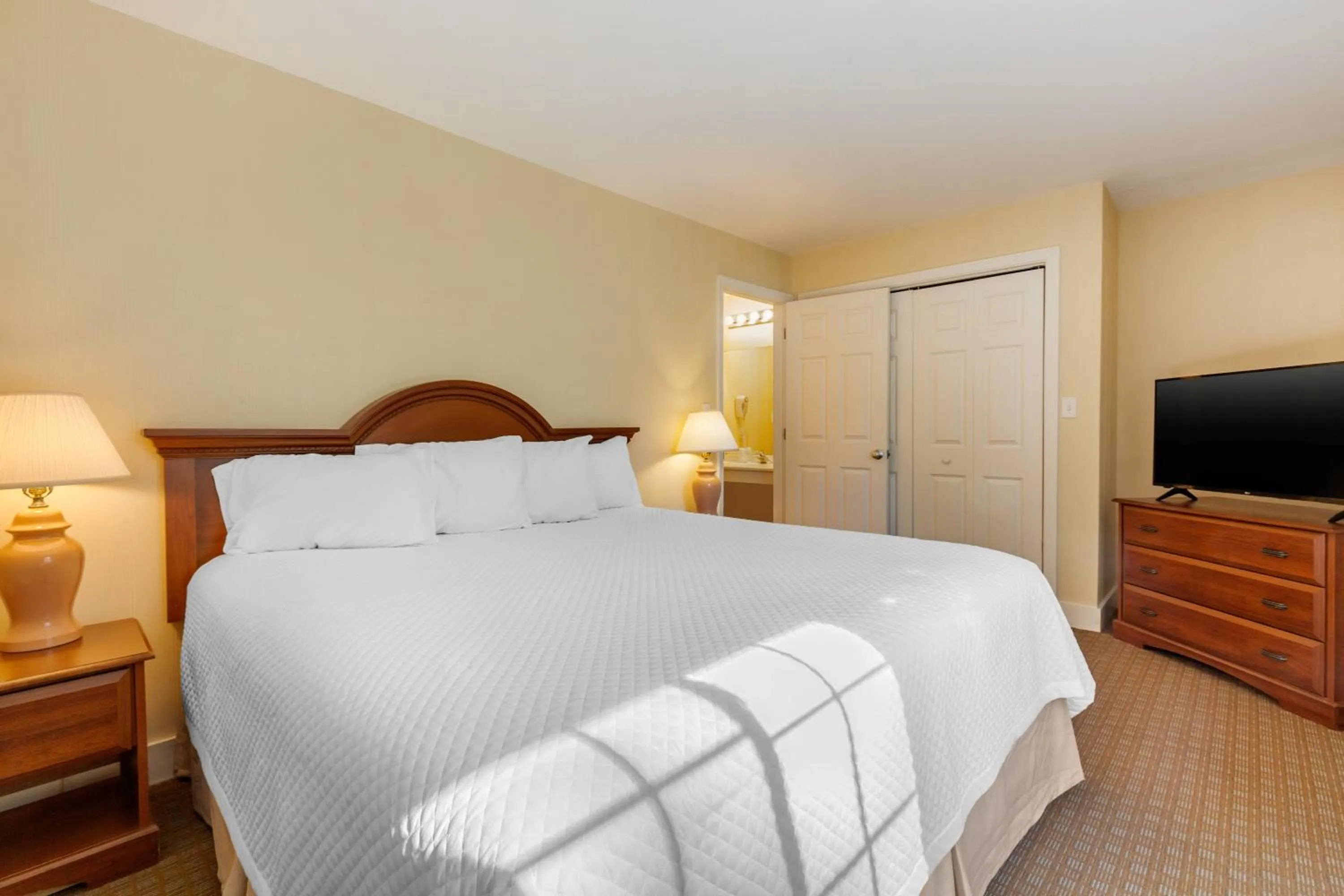 Photo of the whole room, Bed in Ogunquit Hotel and Suites