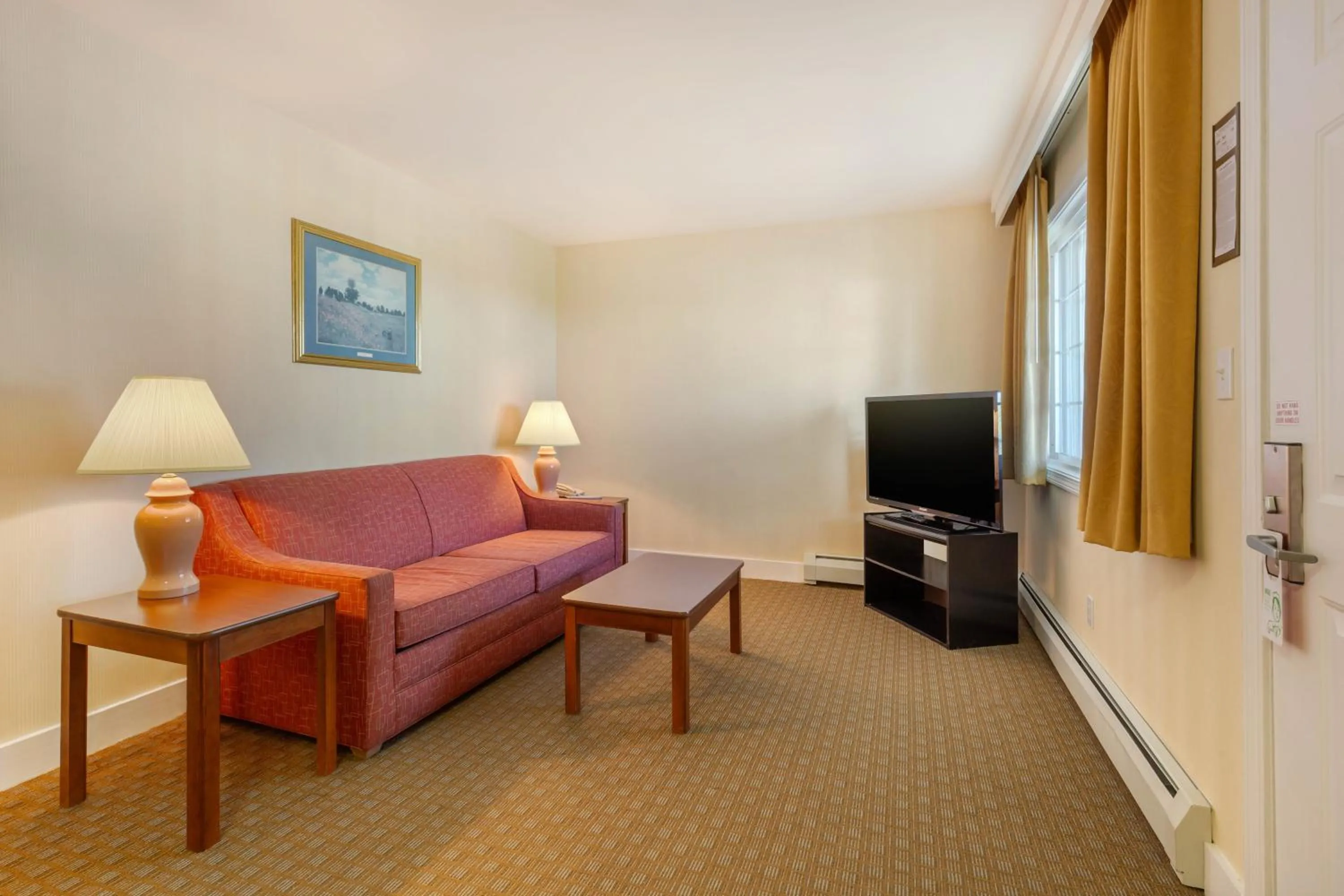 TV and multimedia in Ogunquit Hotel and Suites