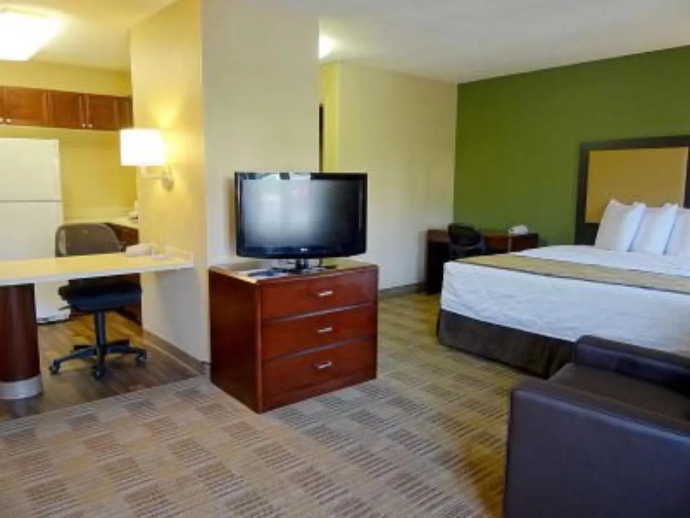 Photo of the whole room, Bed in LoneStar Suites
