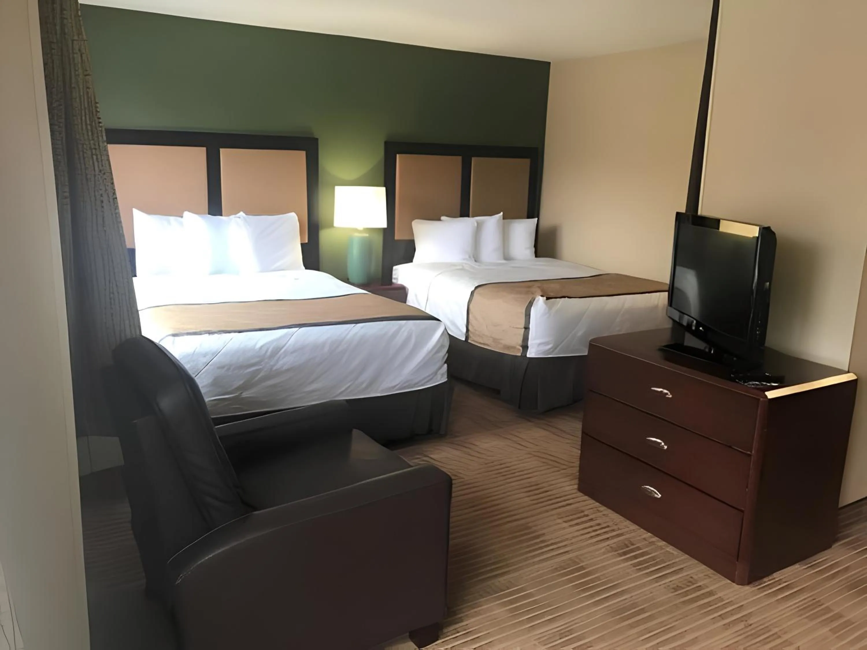 Photo of the whole room, Bed in LoneStar Suites