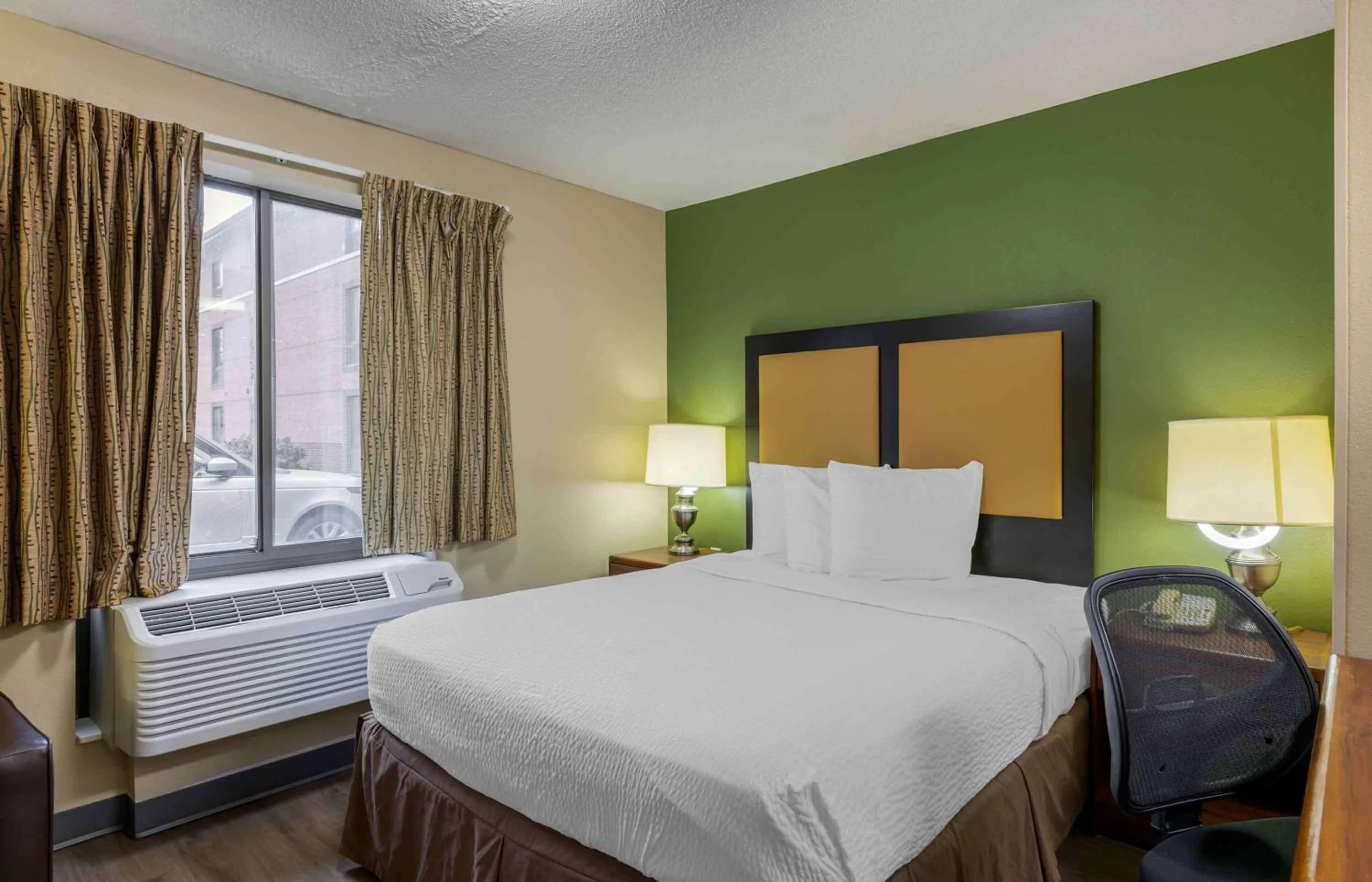 Bedroom, Bed in Extended Stay America Suites - Omaha - West