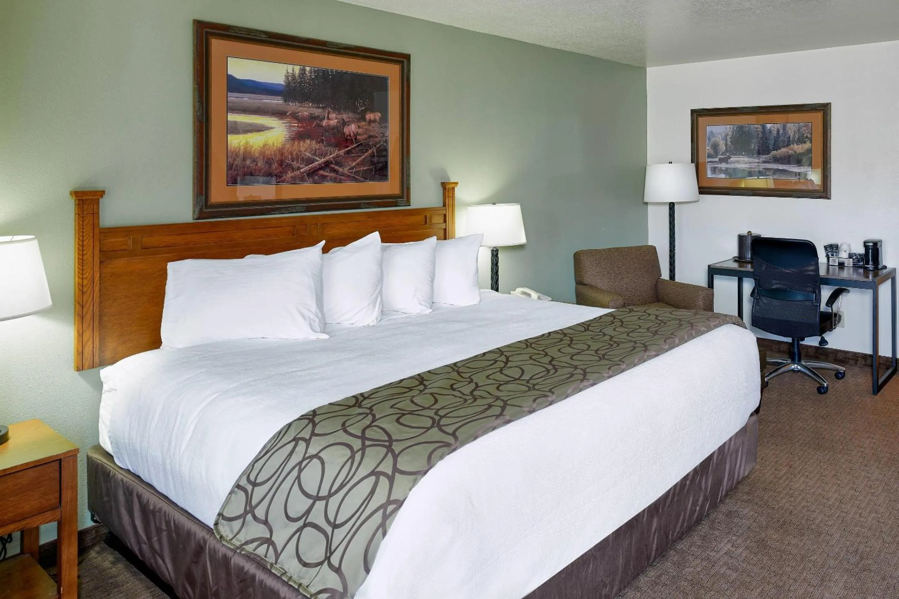 Bedroom, Bed in Ridgeline Hotel at Yellowstone, an Ascend Collection Hotel