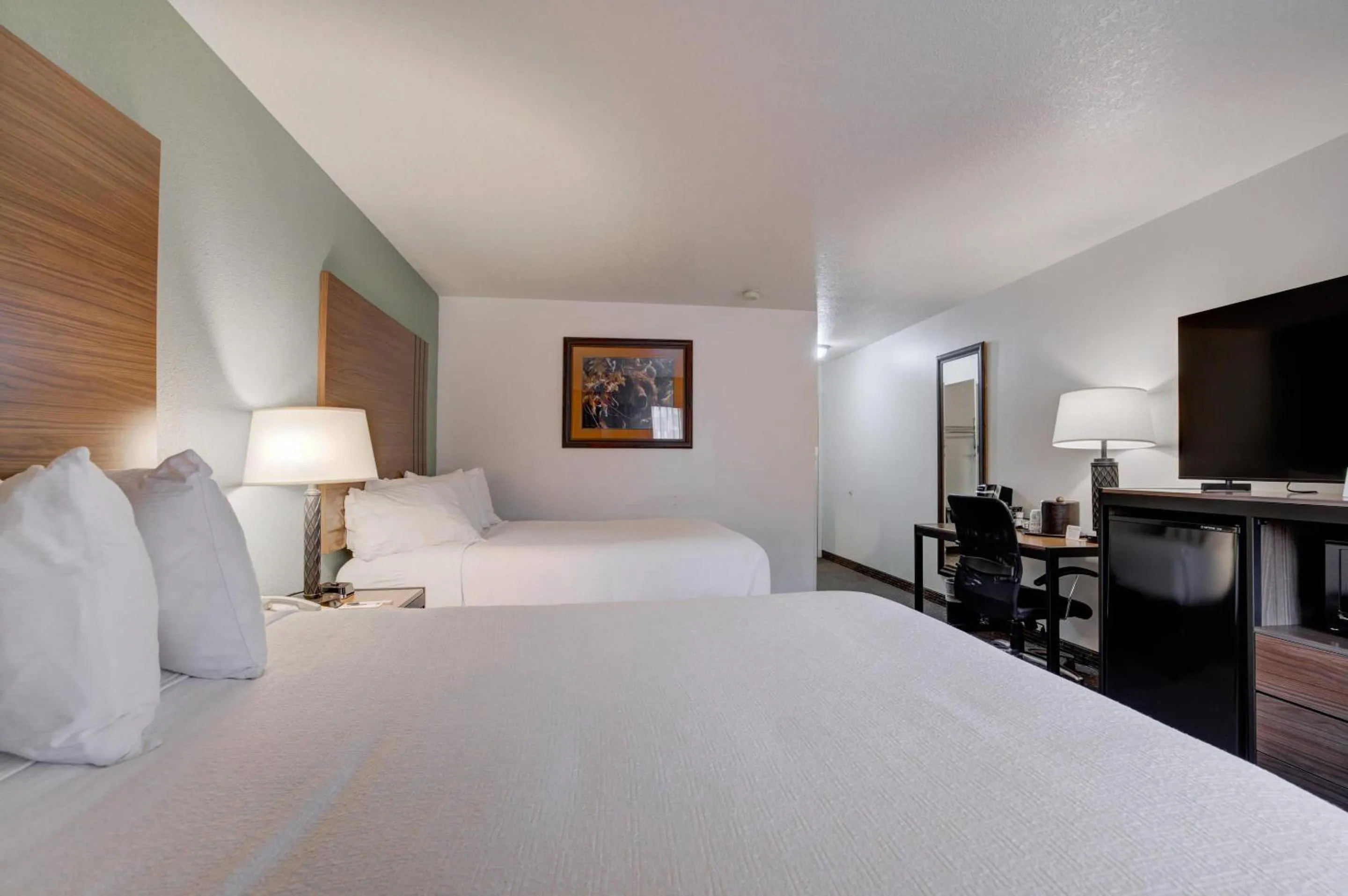 Bedroom, Bed in Ridgeline Hotel at Yellowstone, an Ascend Collection Hotel