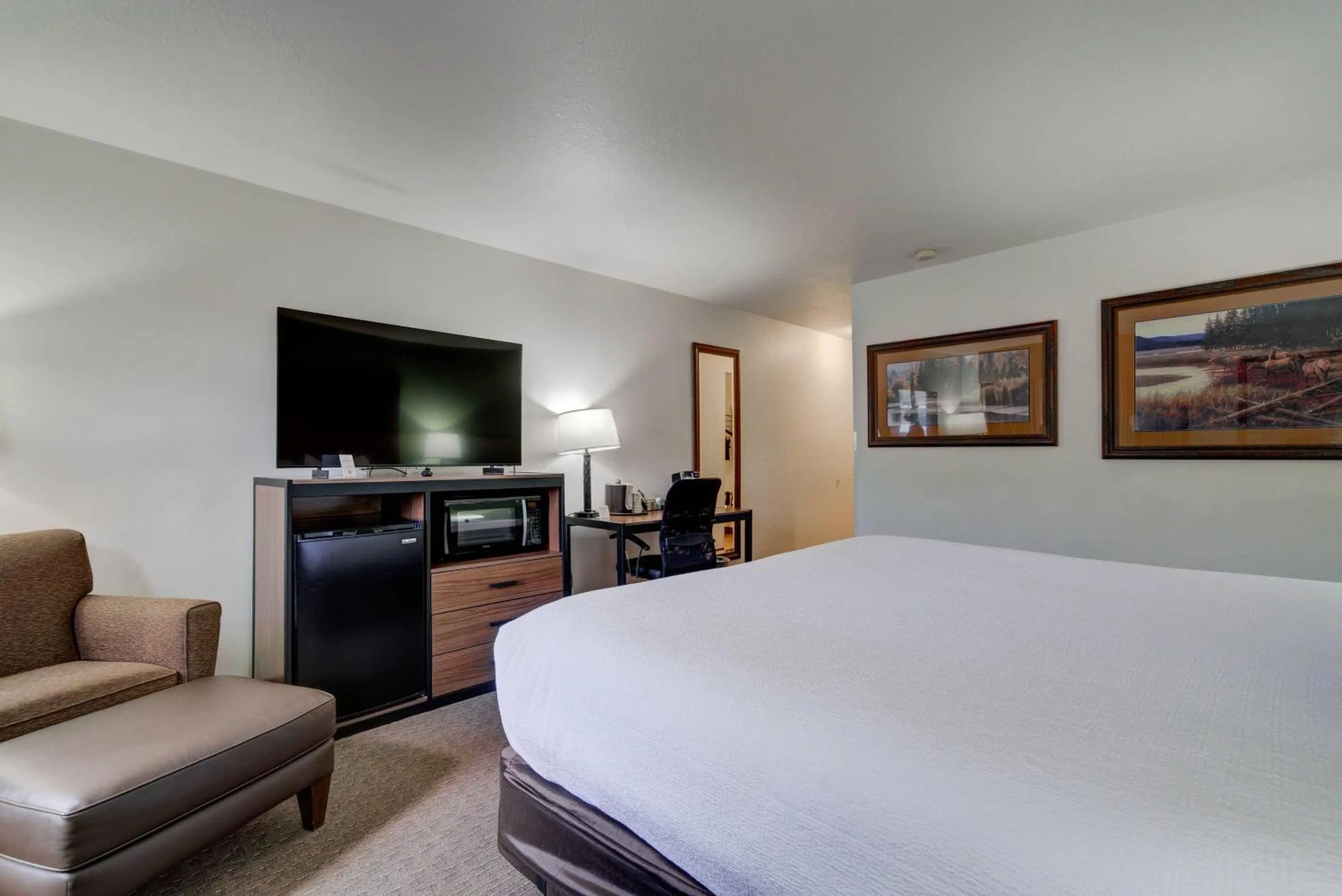 Bedroom, Bed in Ridgeline Hotel at Yellowstone, an Ascend Collection Hotel