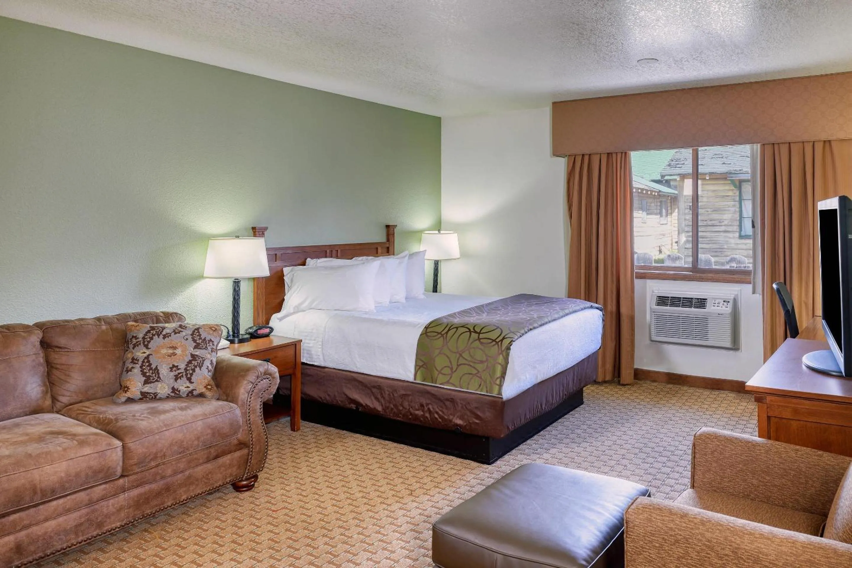 Bedroom, Bed in Ridgeline Hotel at Yellowstone, an Ascend Collection Hotel