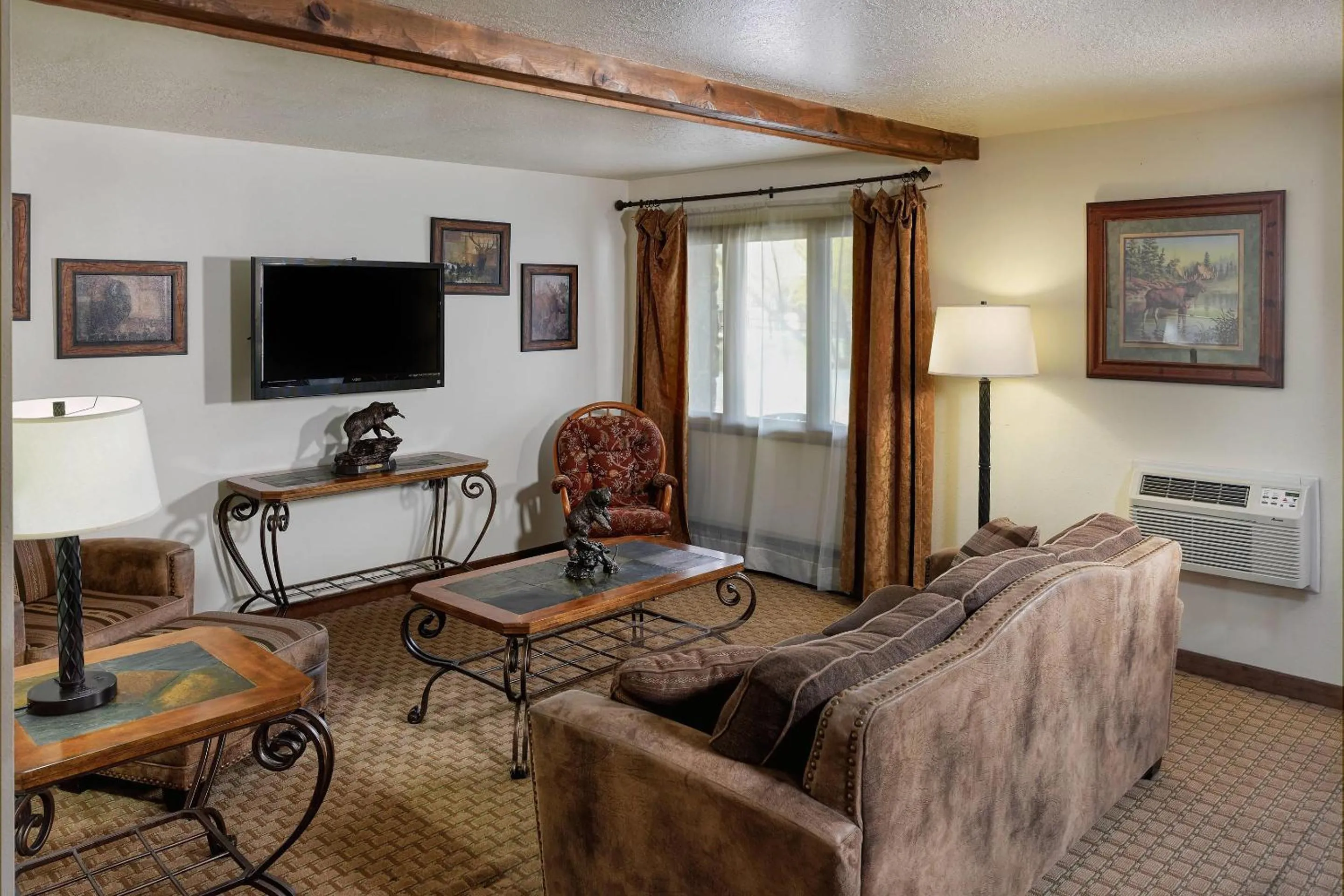 Bedroom in Ridgeline Hotel at Yellowstone, an Ascend Collection Hotel