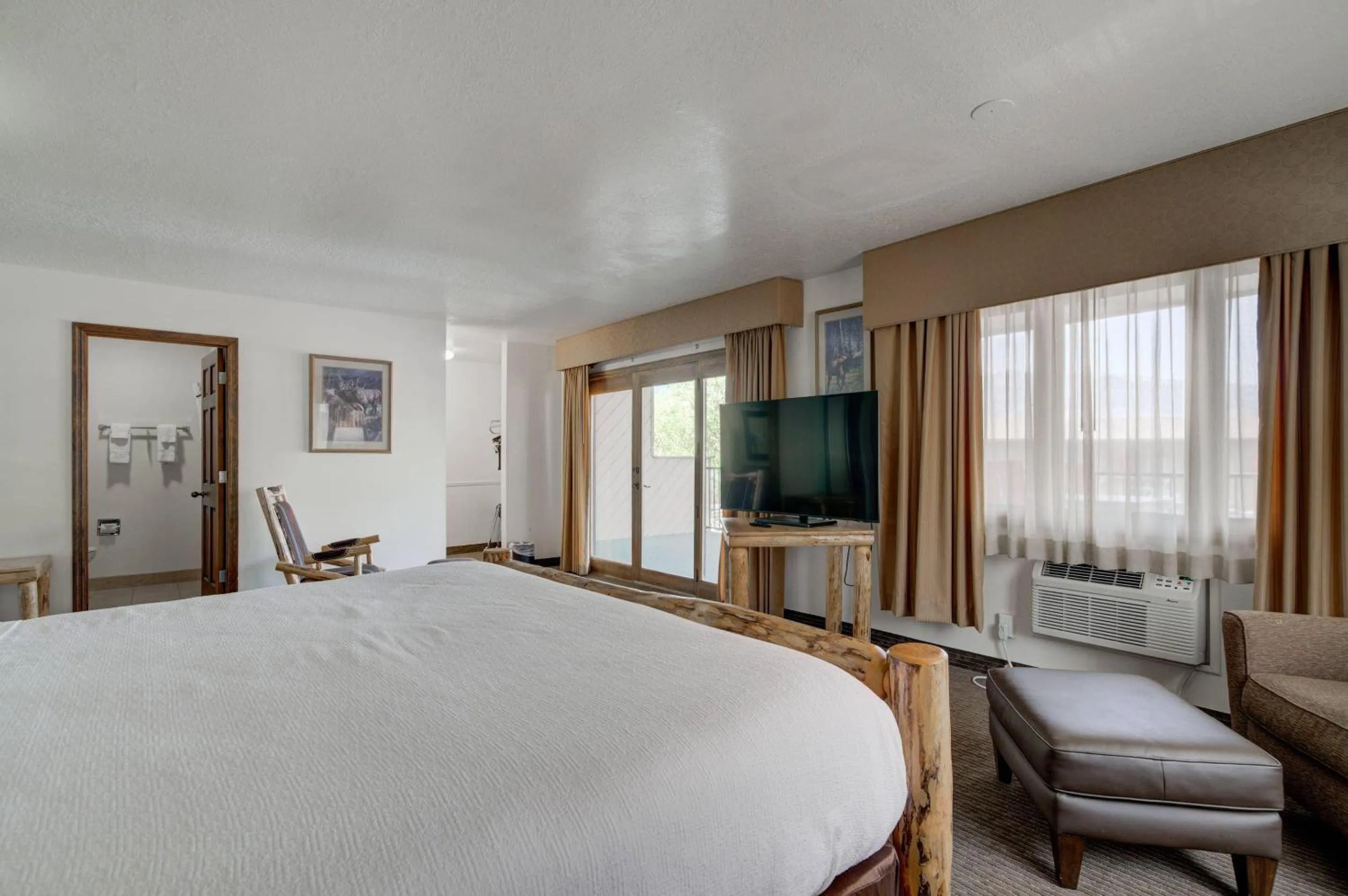 Bedroom, Bed in Ridgeline Hotel at Yellowstone, an Ascend Collection Hotel