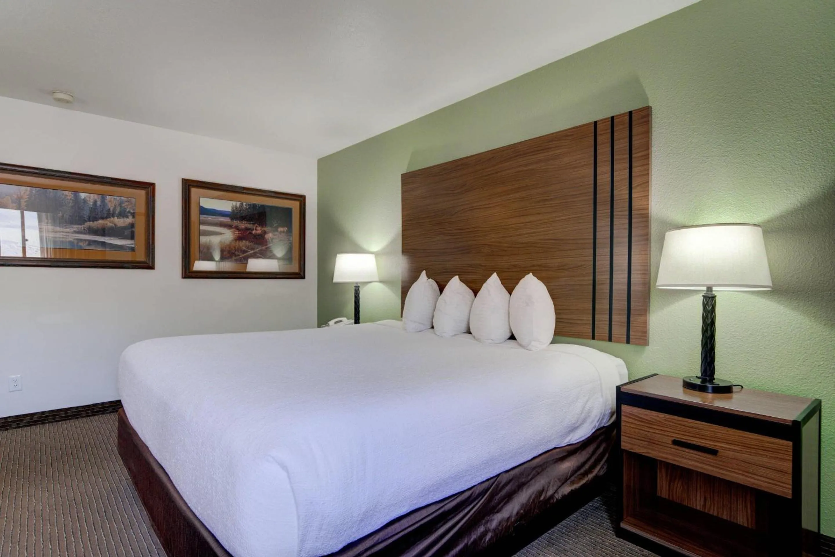 Bedroom, Bed in Ridgeline Hotel at Yellowstone, an Ascend Collection Hotel