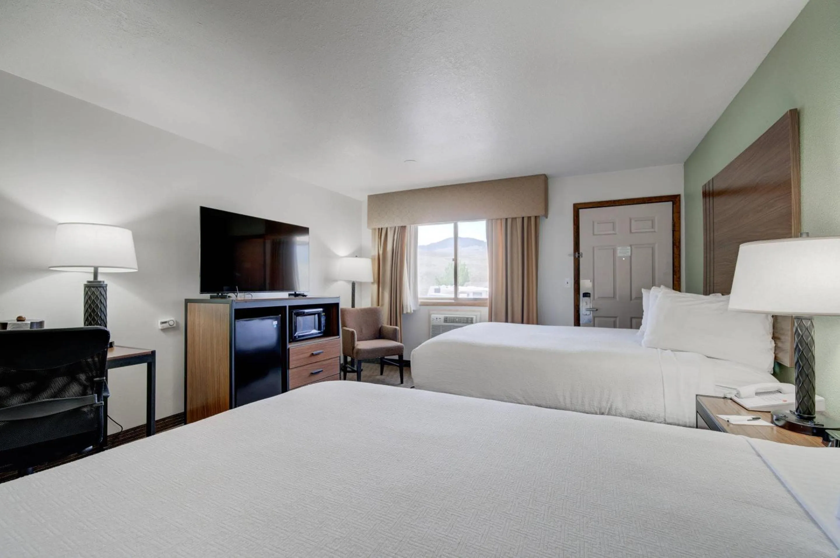 Bedroom, Bed in Ridgeline Hotel at Yellowstone, an Ascend Collection Hotel