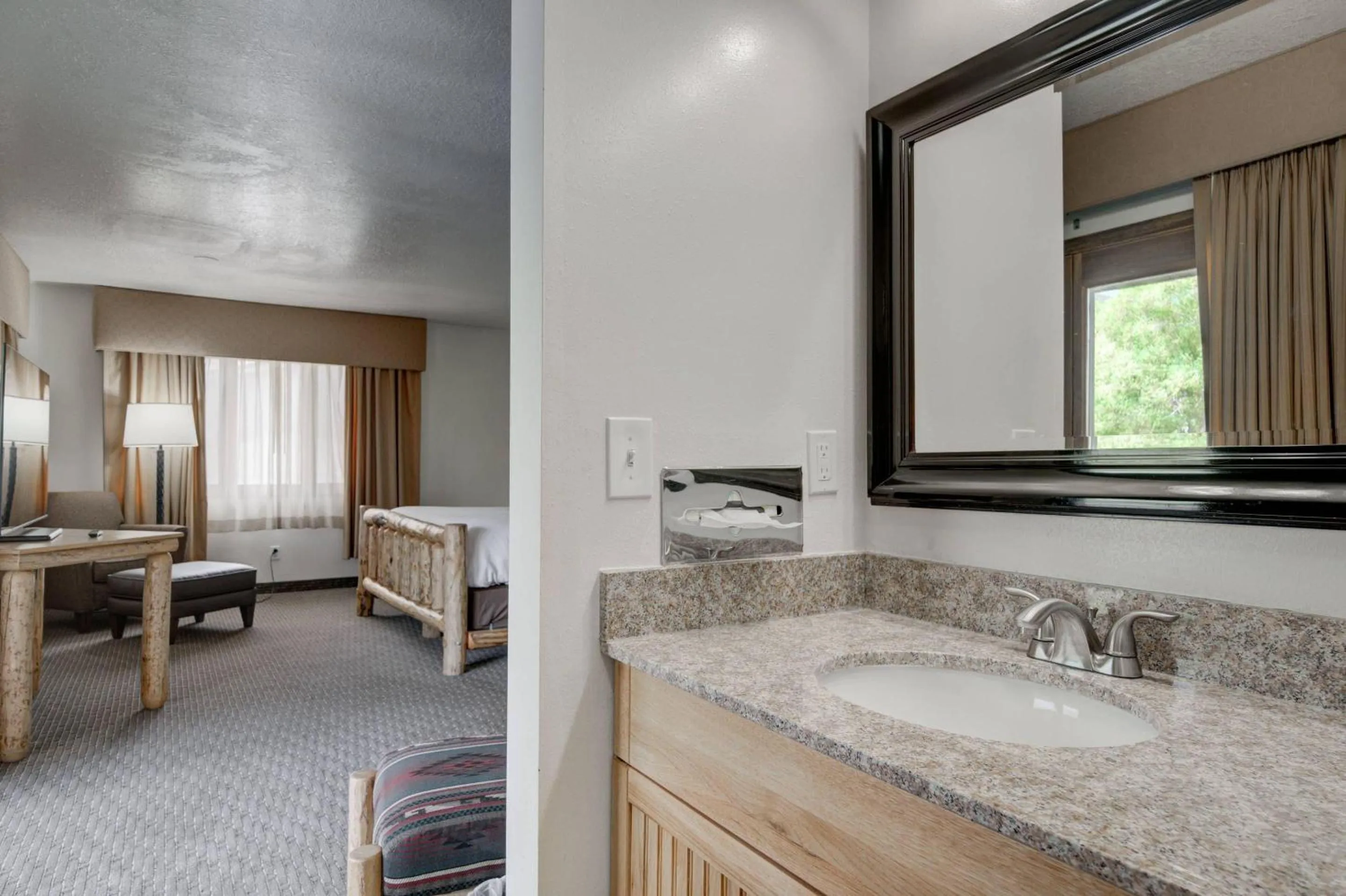 Bedroom in Ridgeline Hotel at Yellowstone, an Ascend Collection Hotel