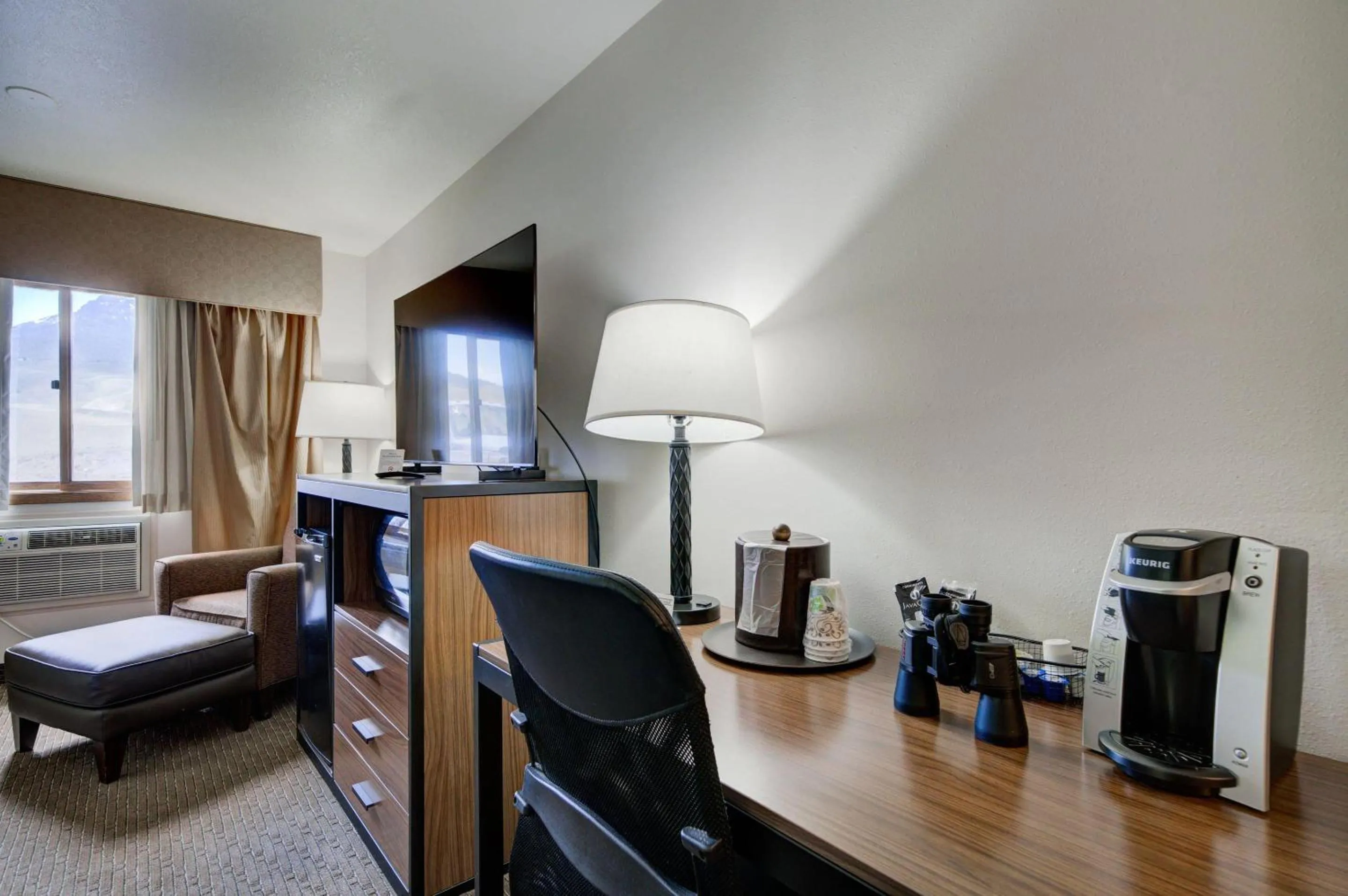 Bedroom, Bed in Ridgeline Hotel at Yellowstone, an Ascend Collection Hotel