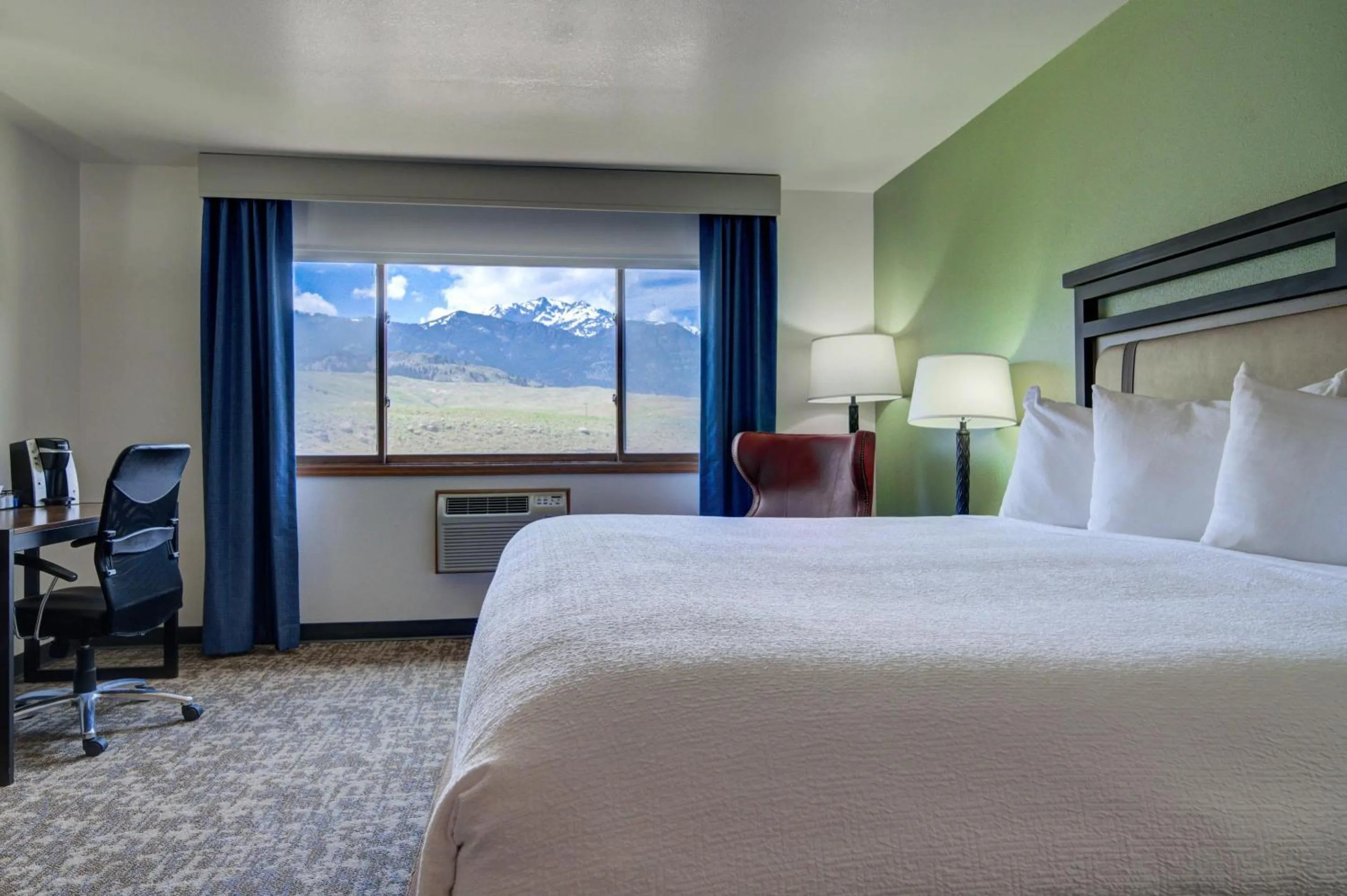 Bedroom, Bed in Ridgeline Hotel at Yellowstone, an Ascend Collection Hotel