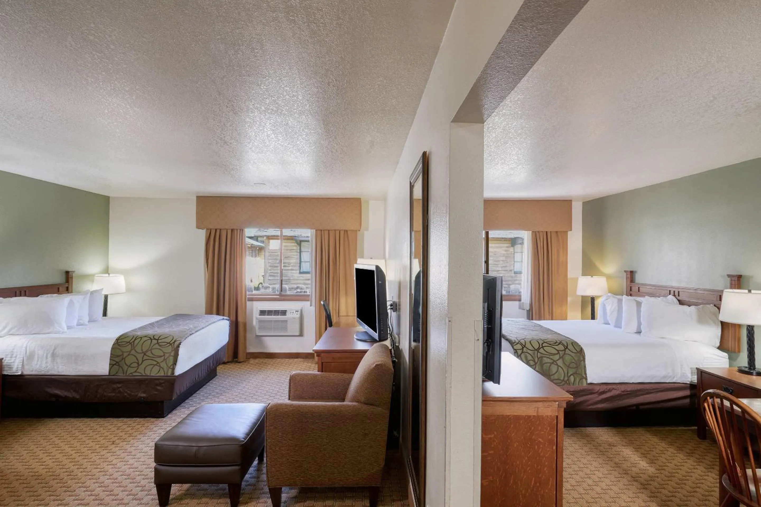 Bedroom, Bed in Ridgeline Hotel at Yellowstone, an Ascend Collection Hotel