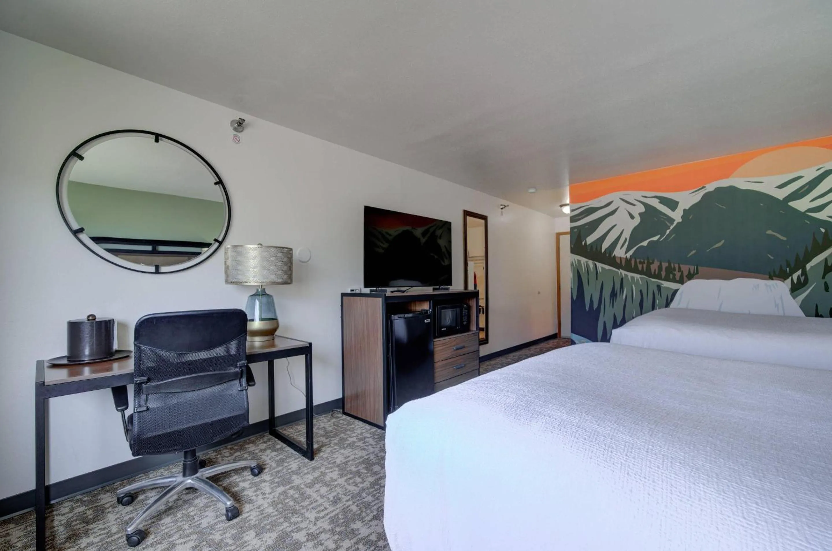 Bedroom, Bed in Ridgeline Hotel at Yellowstone, an Ascend Collection Hotel