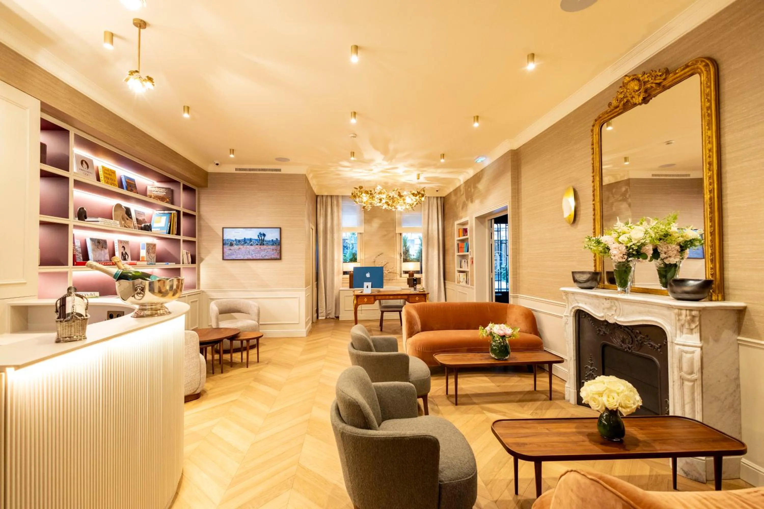 Communal lounge/ TV room in Hotel Residence Foch