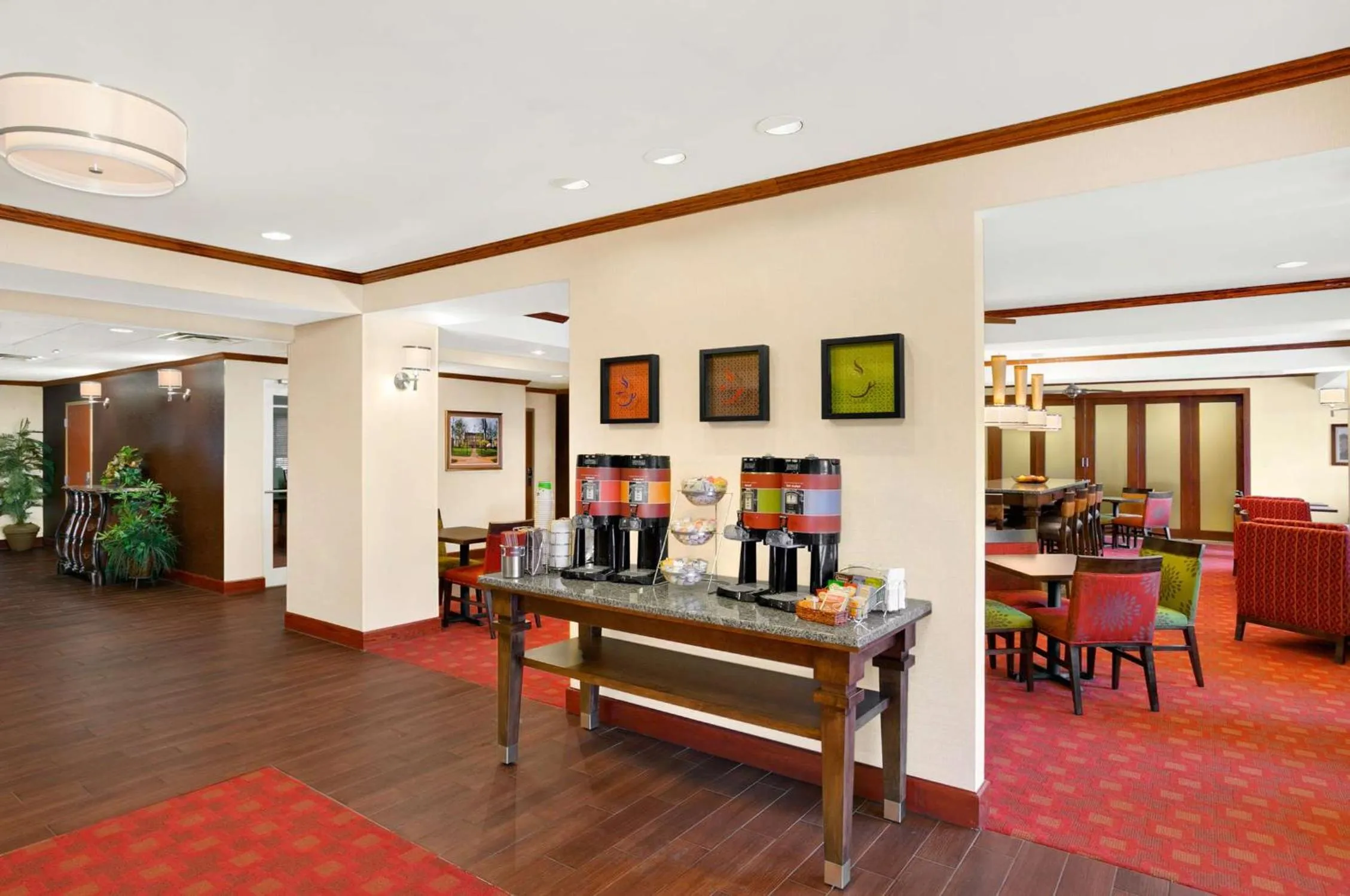 Dining area in Hampton Inn Athens