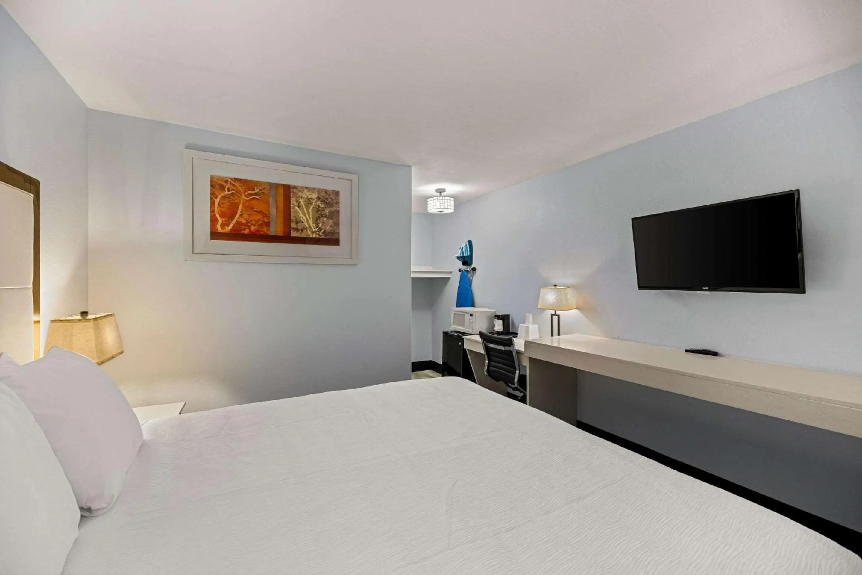 Bedroom, Bed in Rodeway Inn Midland South