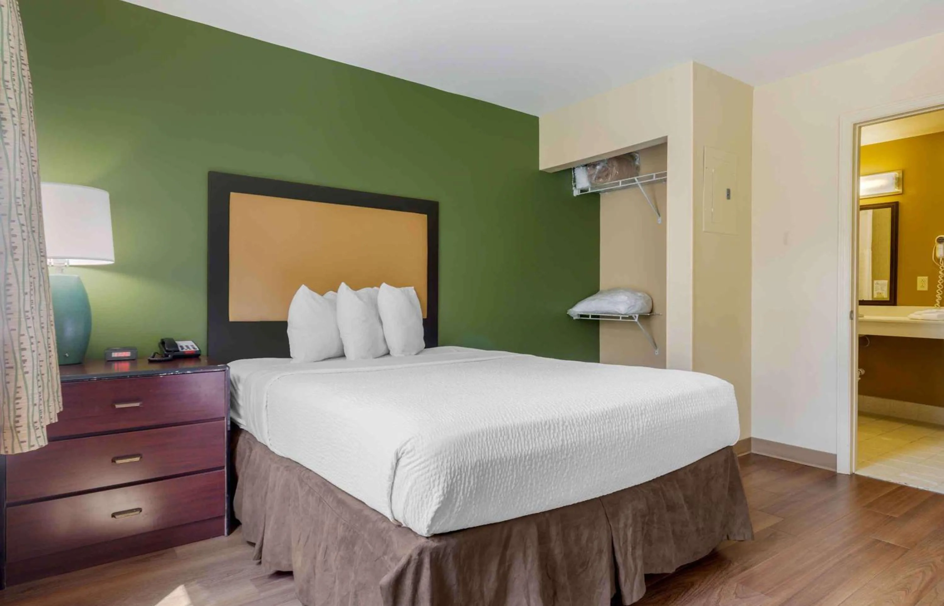 Bedroom, Bed in Extended Stay America Suites - Columbia - Northwest Harbison