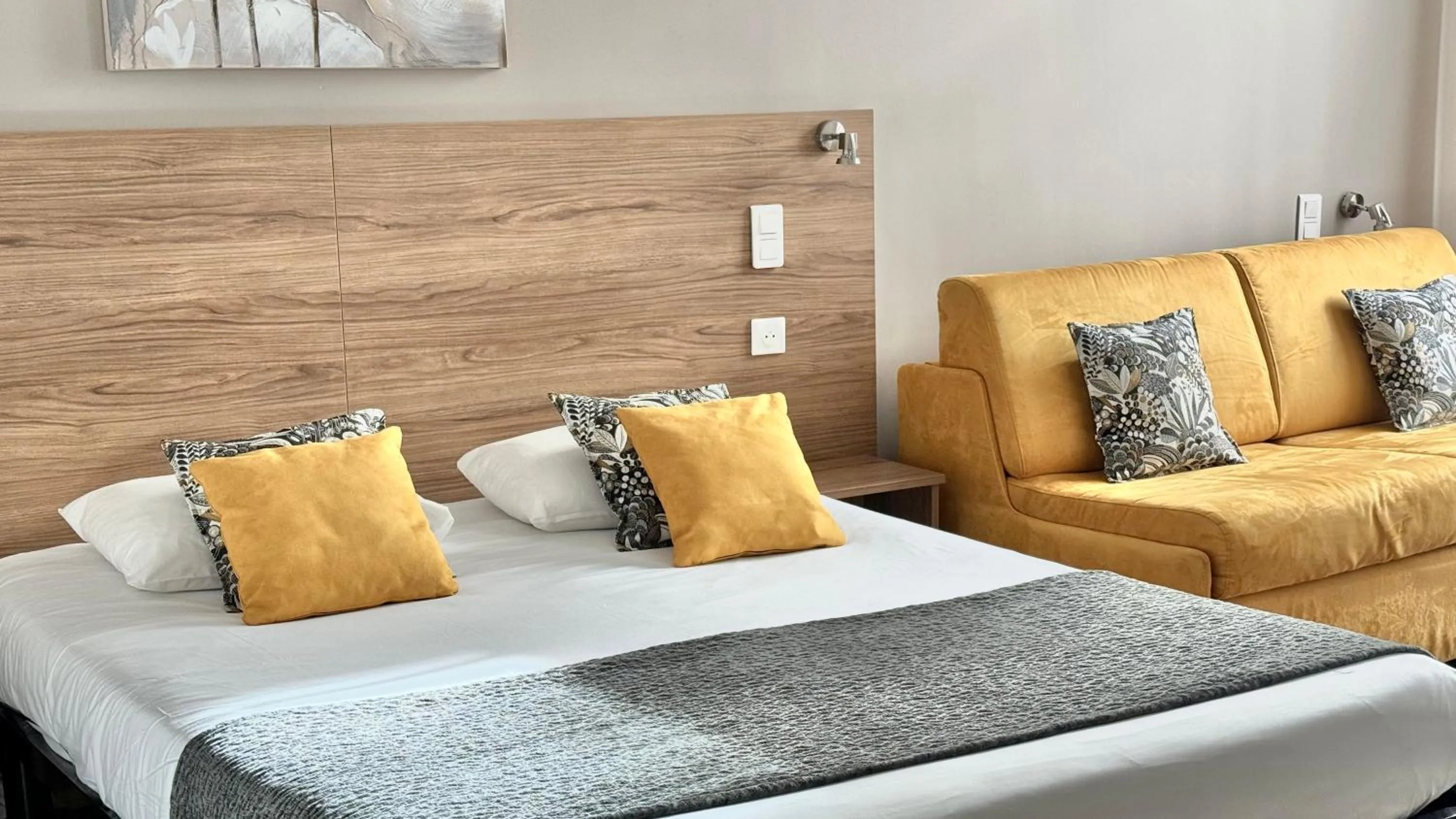 Photo of the whole room, Bed in Hôtel Helvétique