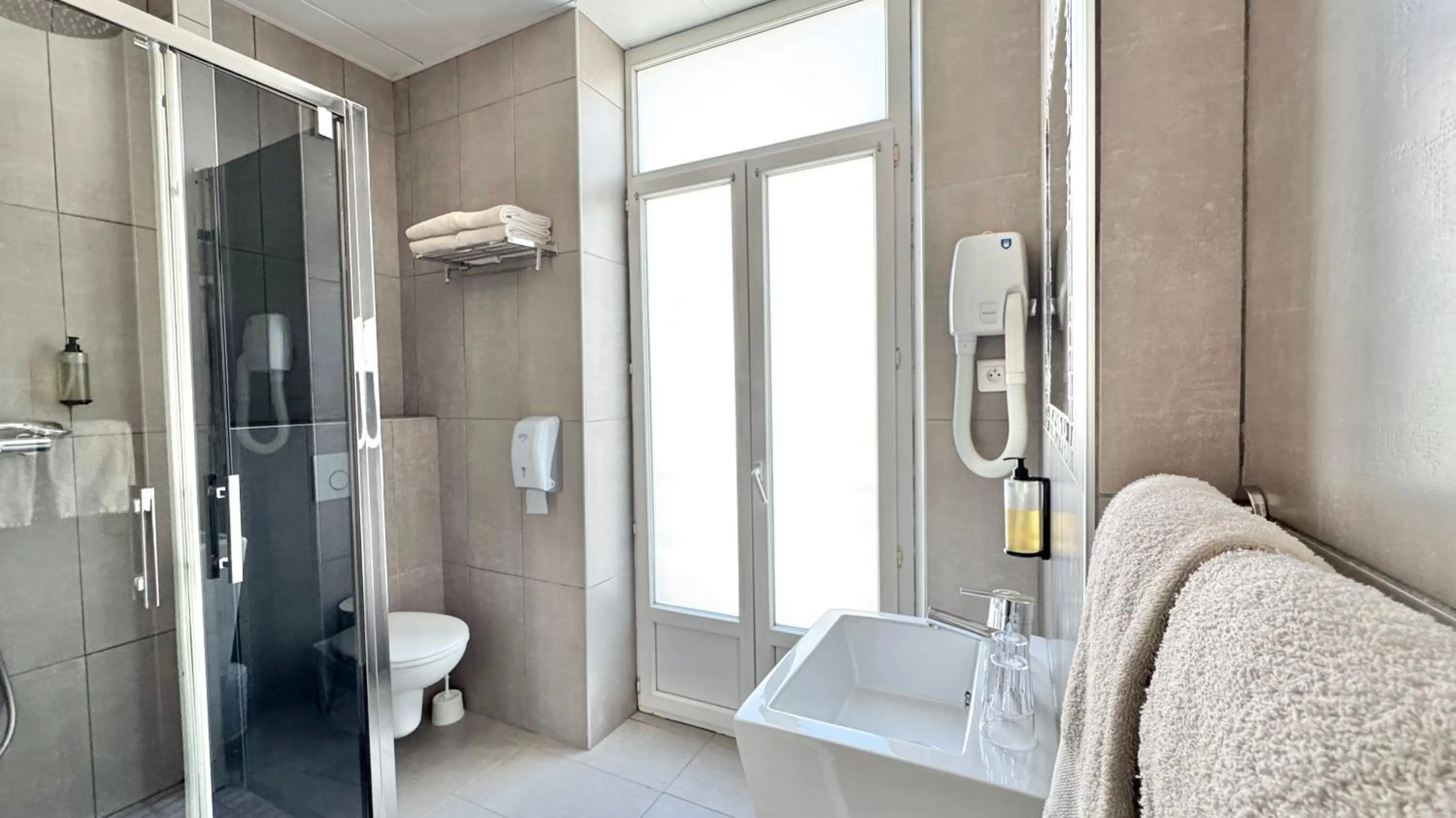 Shower in Hôtel Helvétique