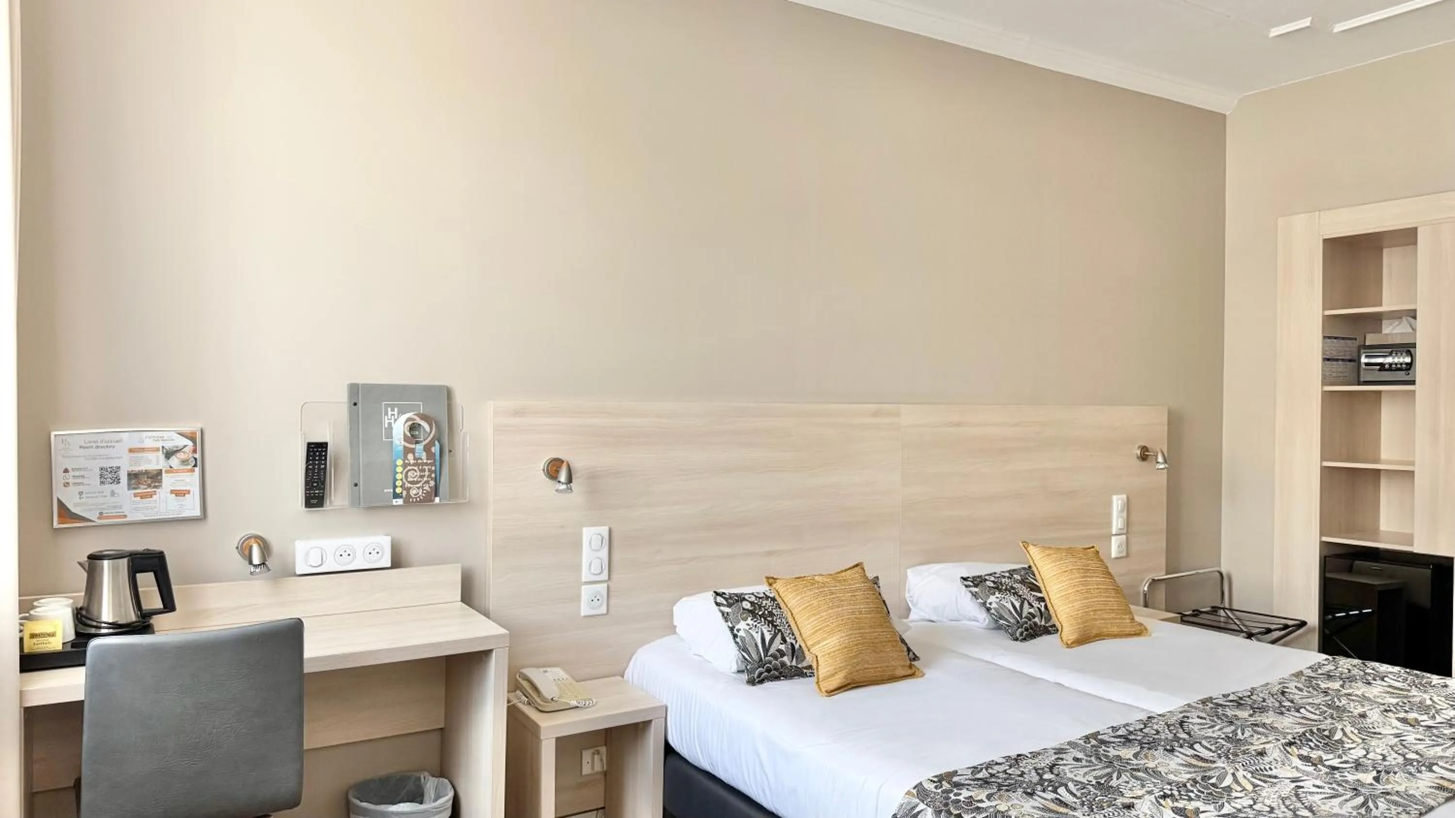 Photo of the whole room, Bed in Hôtel Helvétique