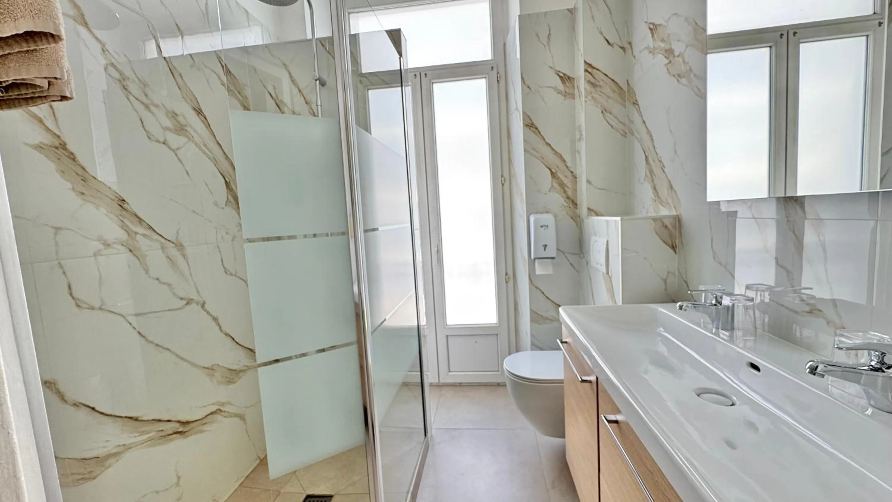 Shower in Hôtel Helvétique