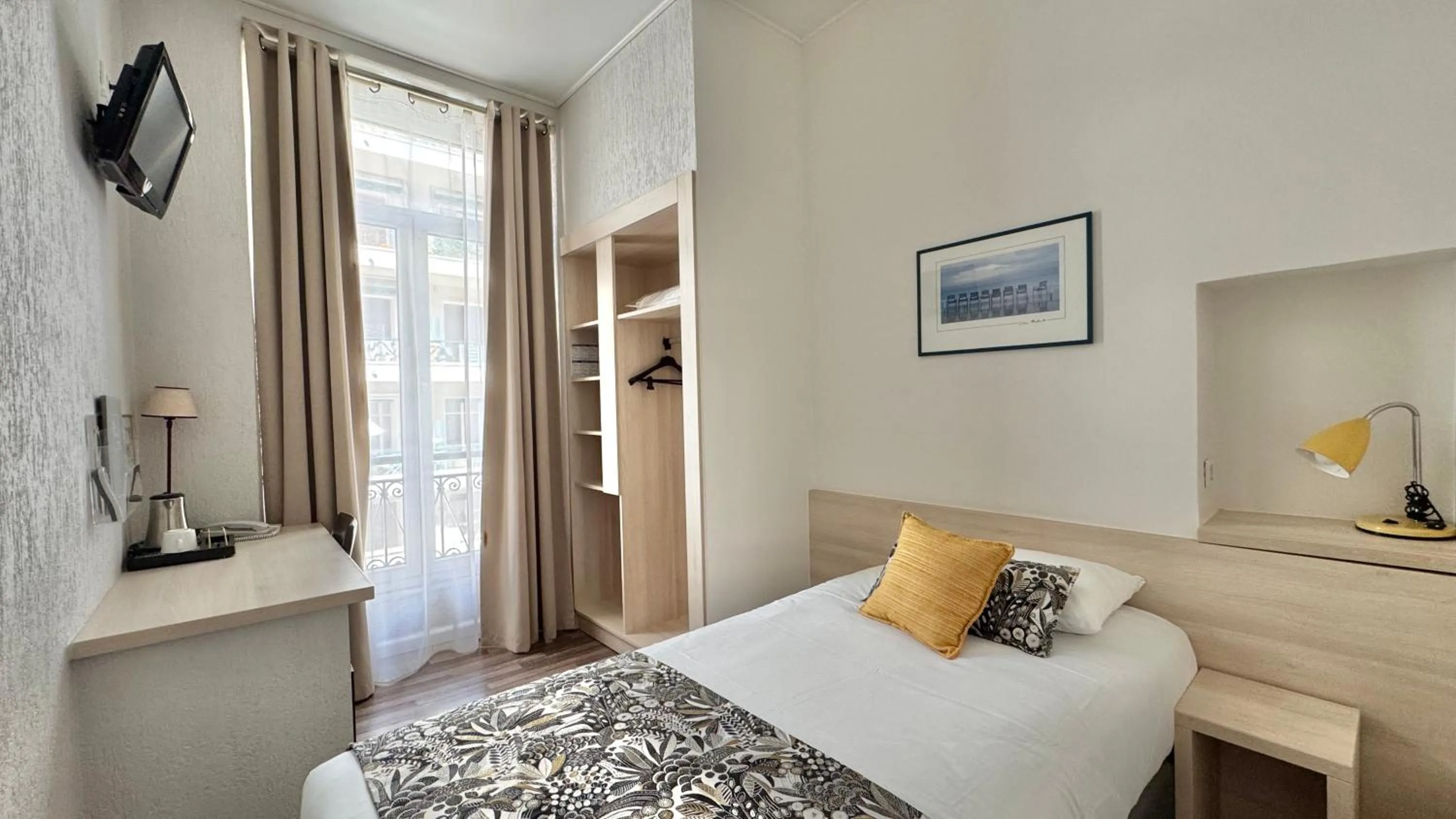 Bedroom, Bed in Hôtel Helvétique