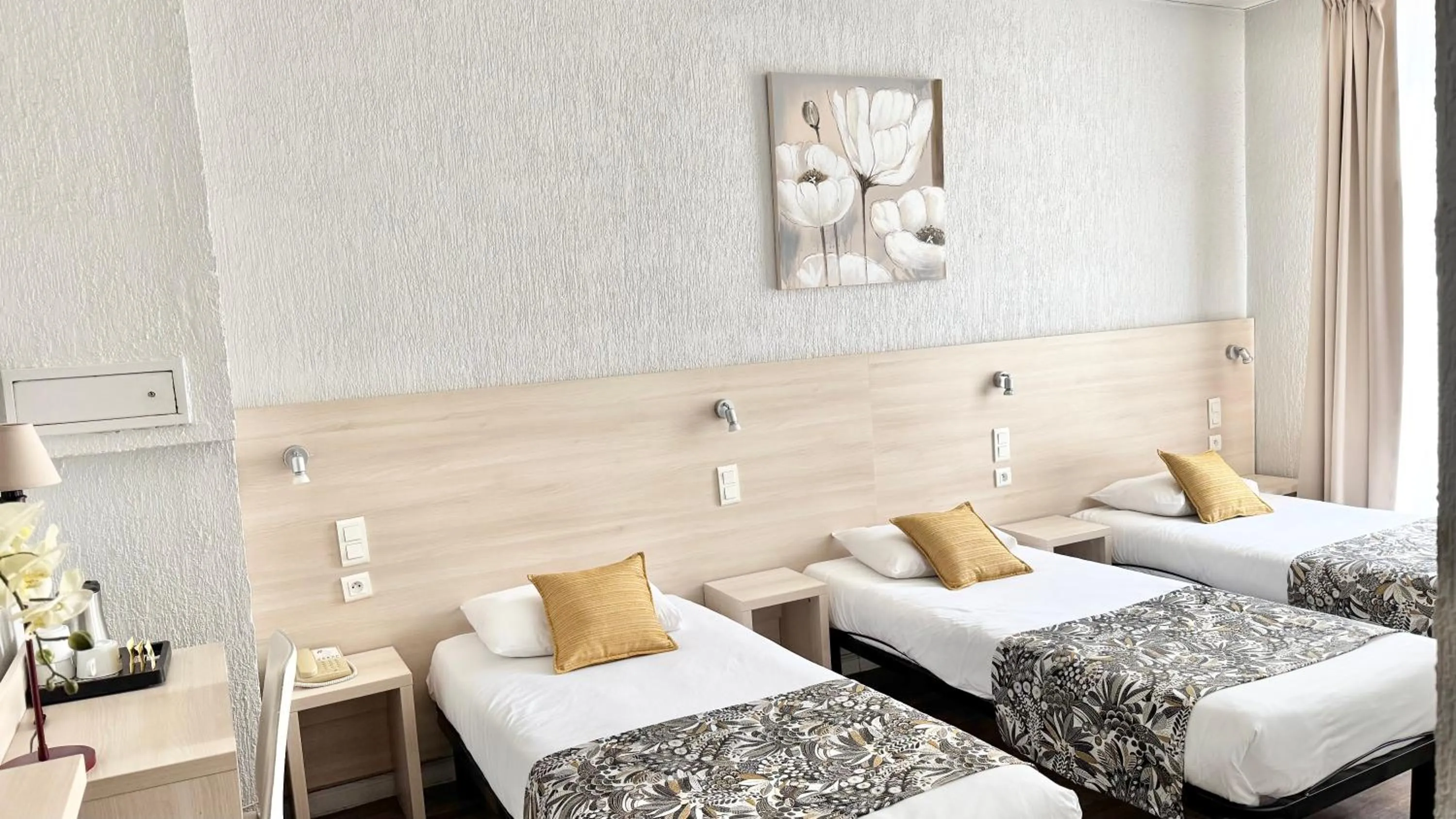 Photo of the whole room, Bed in Hôtel Helvétique