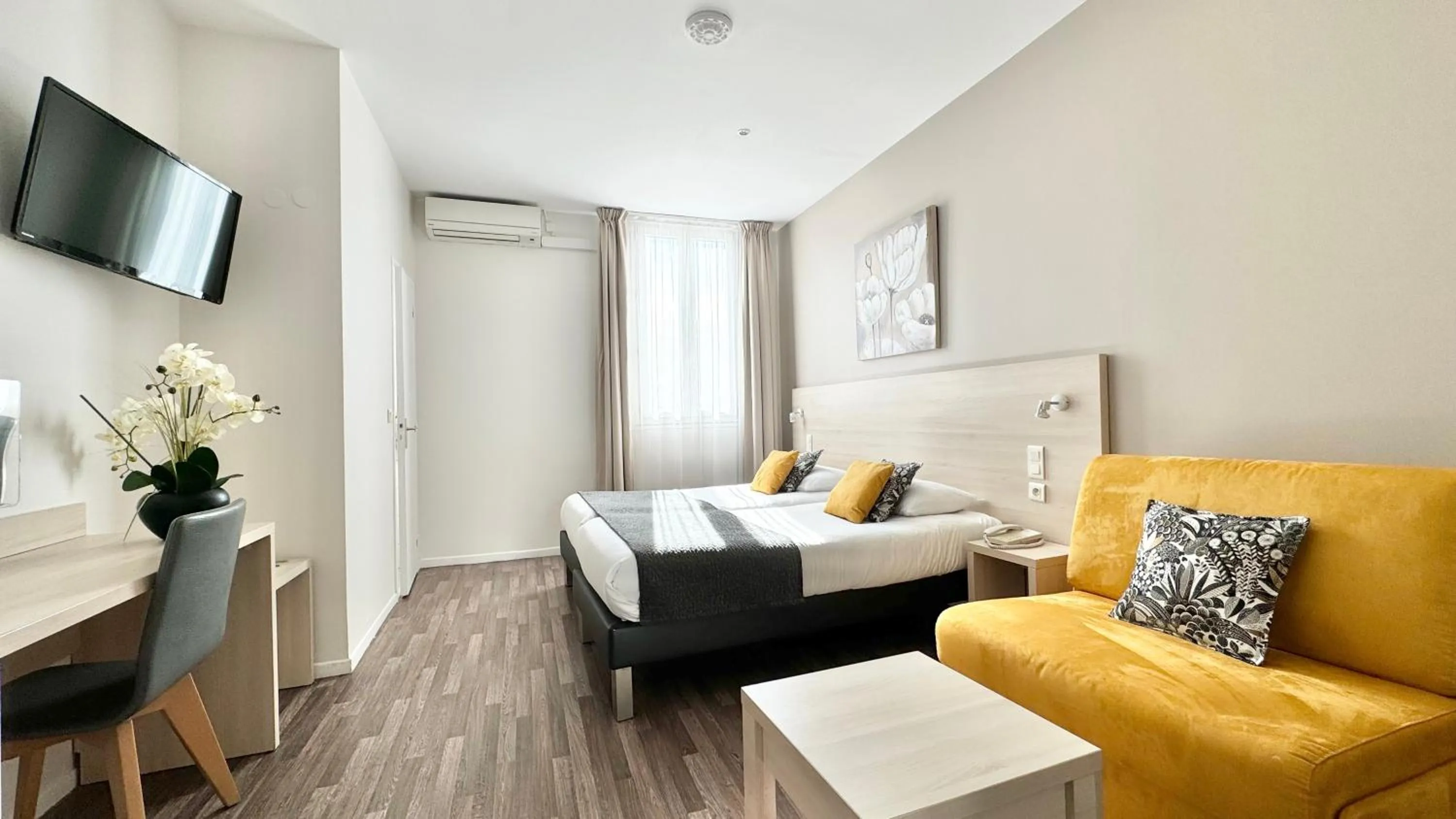 Bed in Hôtel Helvétique