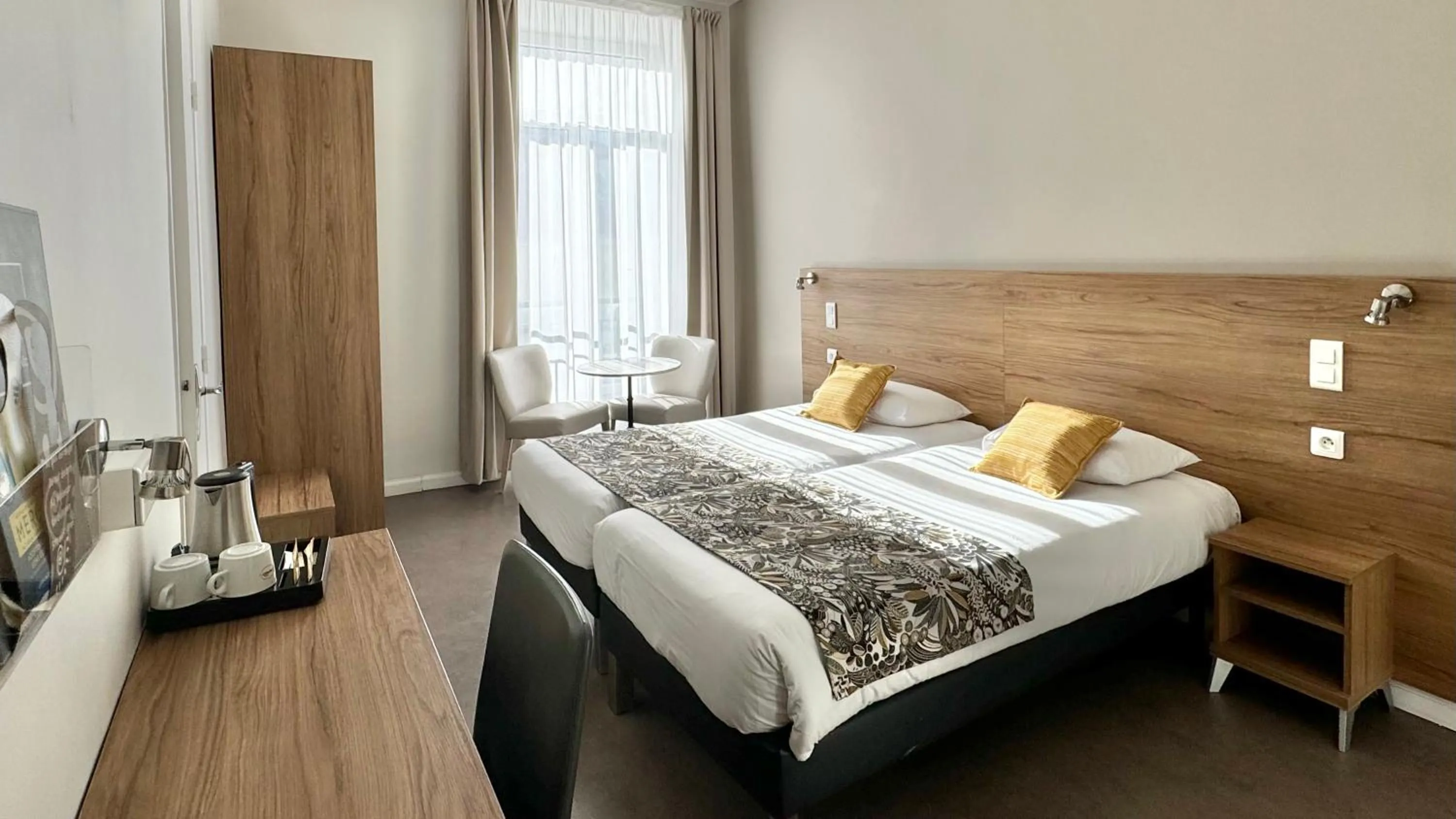 Photo of the whole room, Bed in Hôtel Helvétique