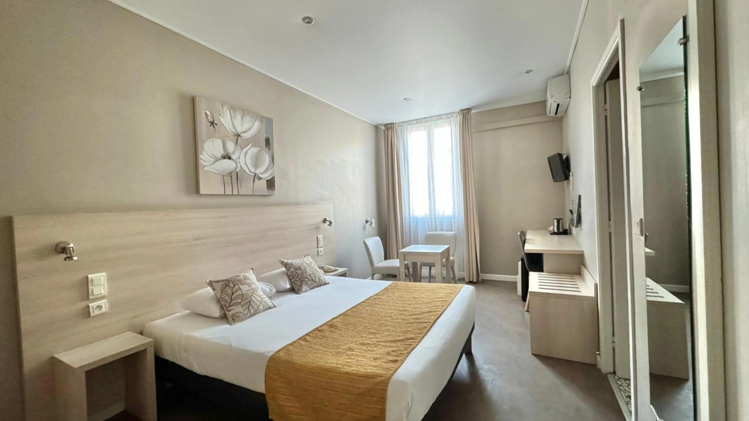 Photo of the whole room, Bed in Hôtel Helvétique