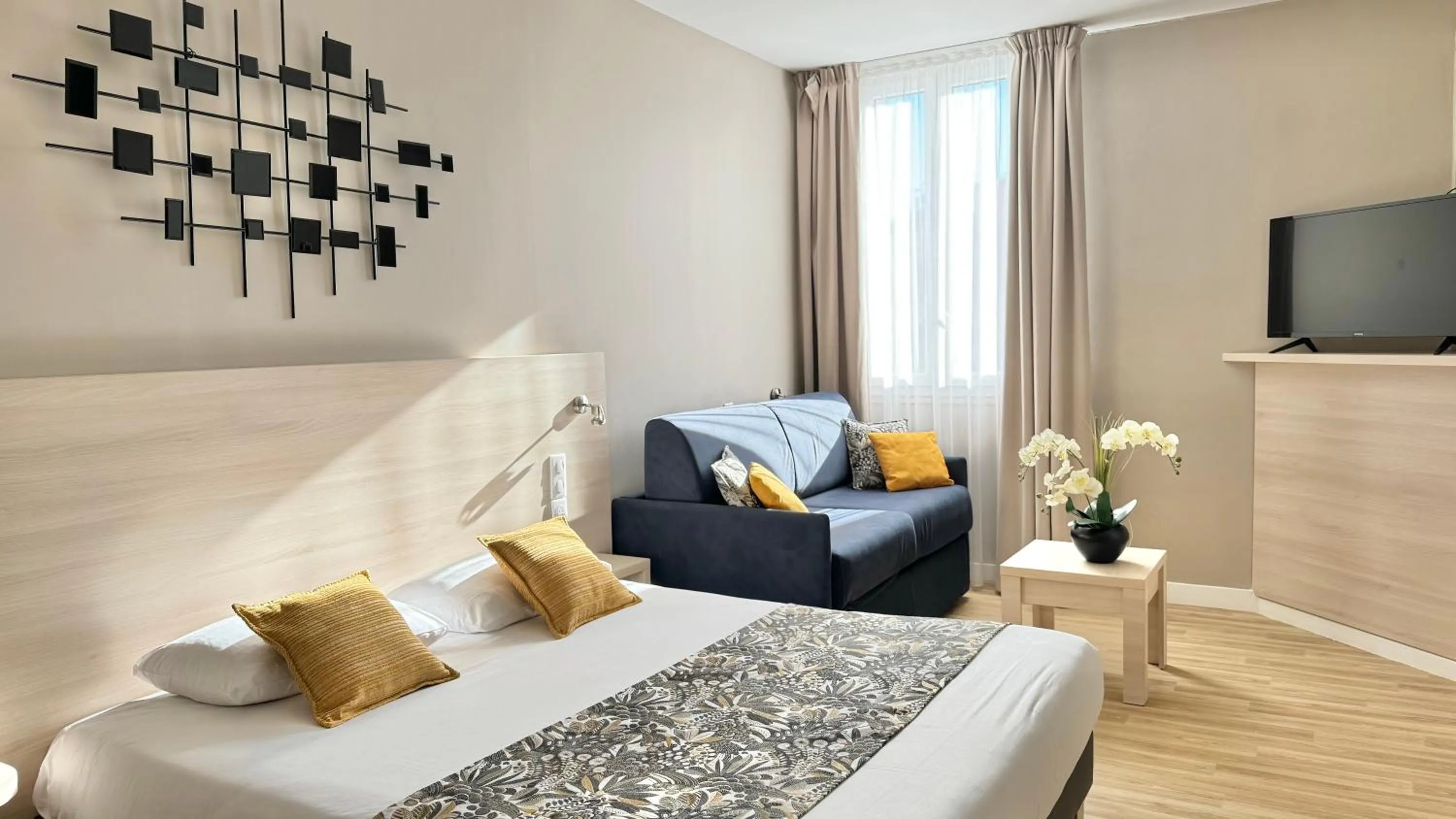 Photo of the whole room, Bed in Hôtel Helvétique