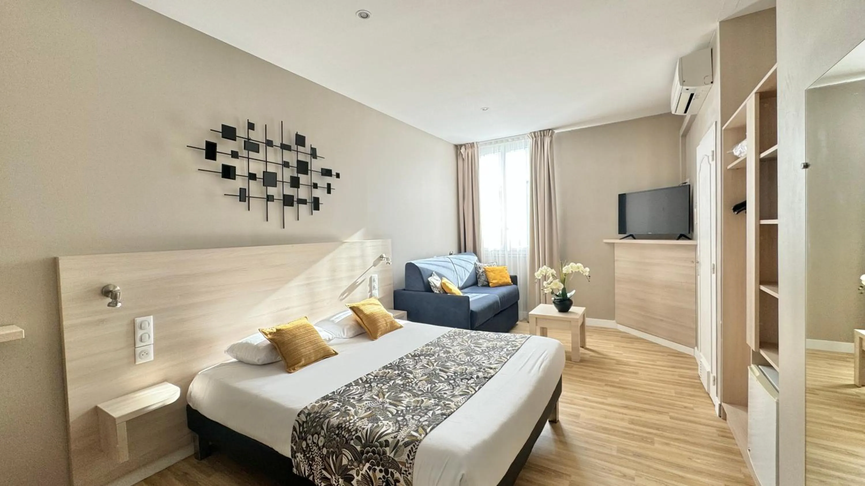 Photo of the whole room, Bed in Hôtel Helvétique