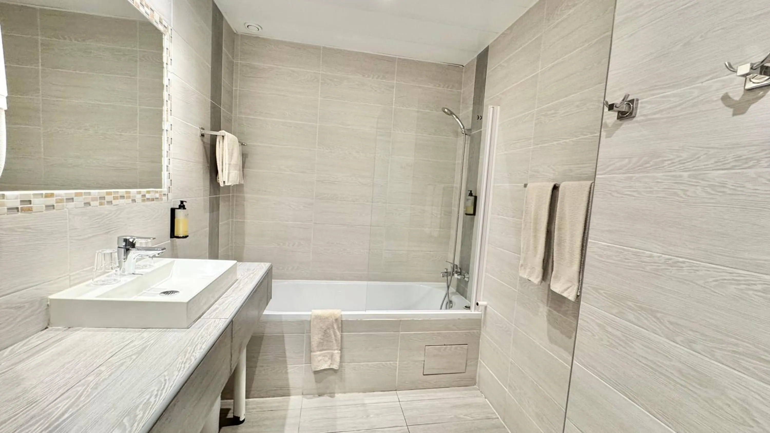 Bathroom in Hôtel Helvétique