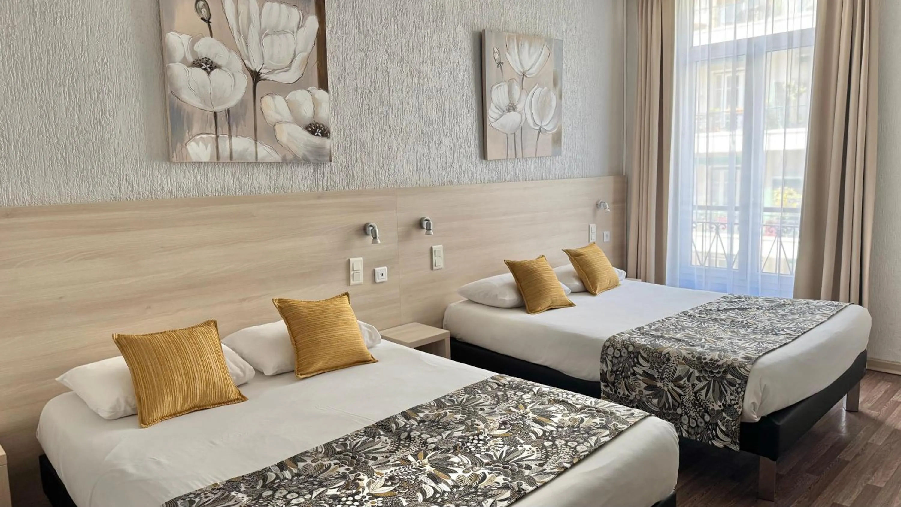 Photo of the whole room, Bed in Hôtel Helvétique