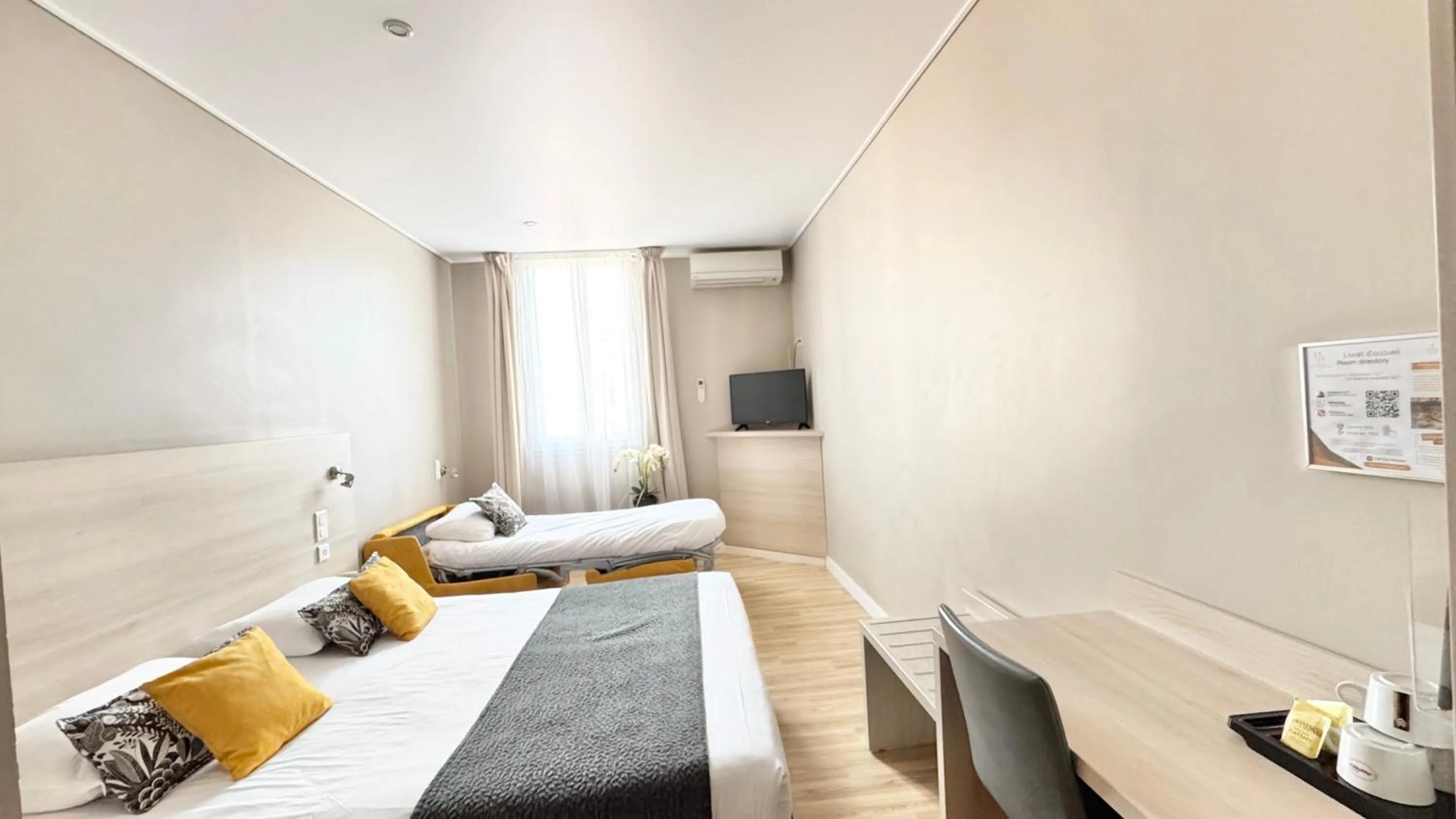 Photo of the whole room, Bed in Hôtel Helvétique