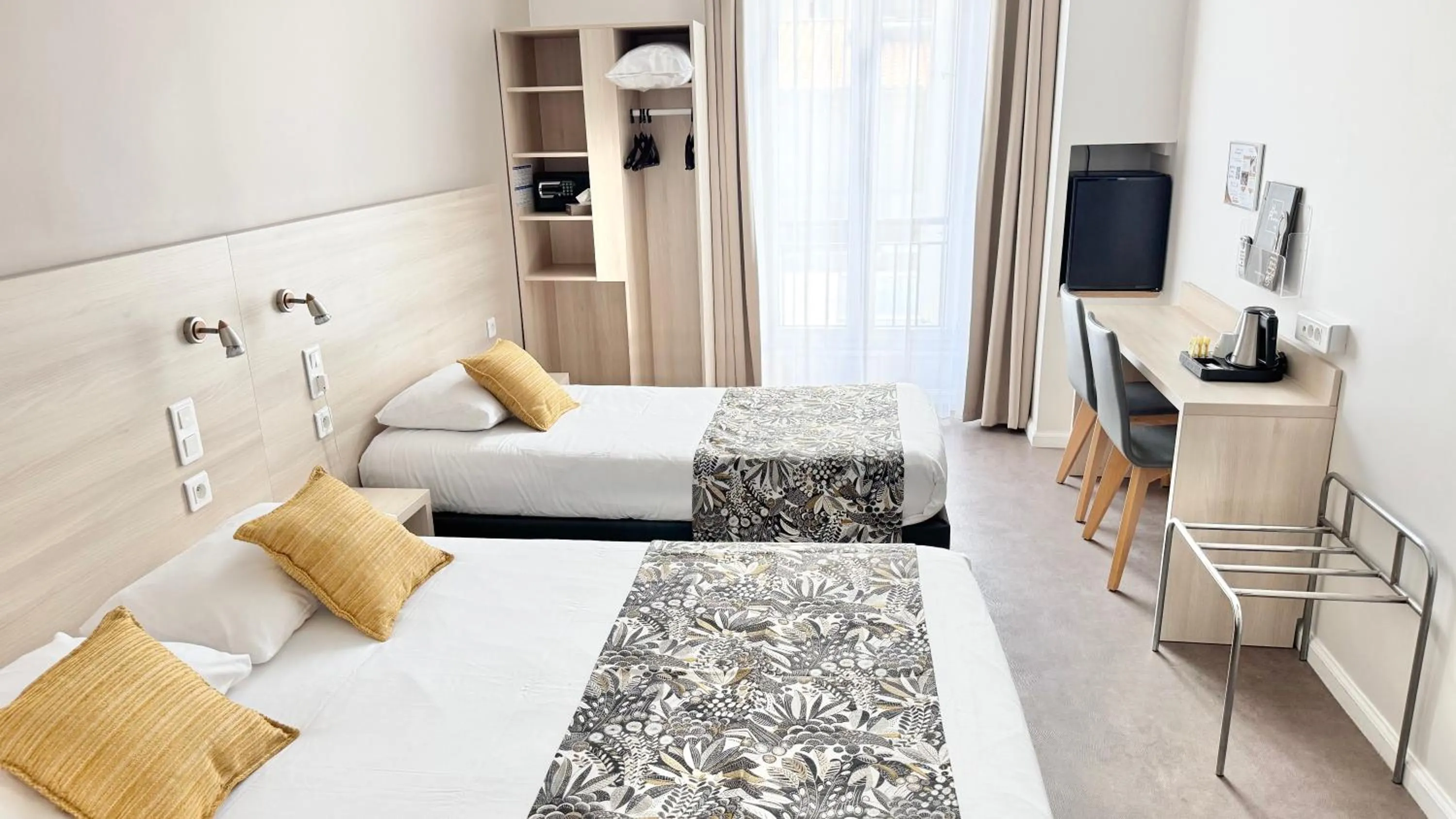 Photo of the whole room, Bed in Hôtel Helvétique